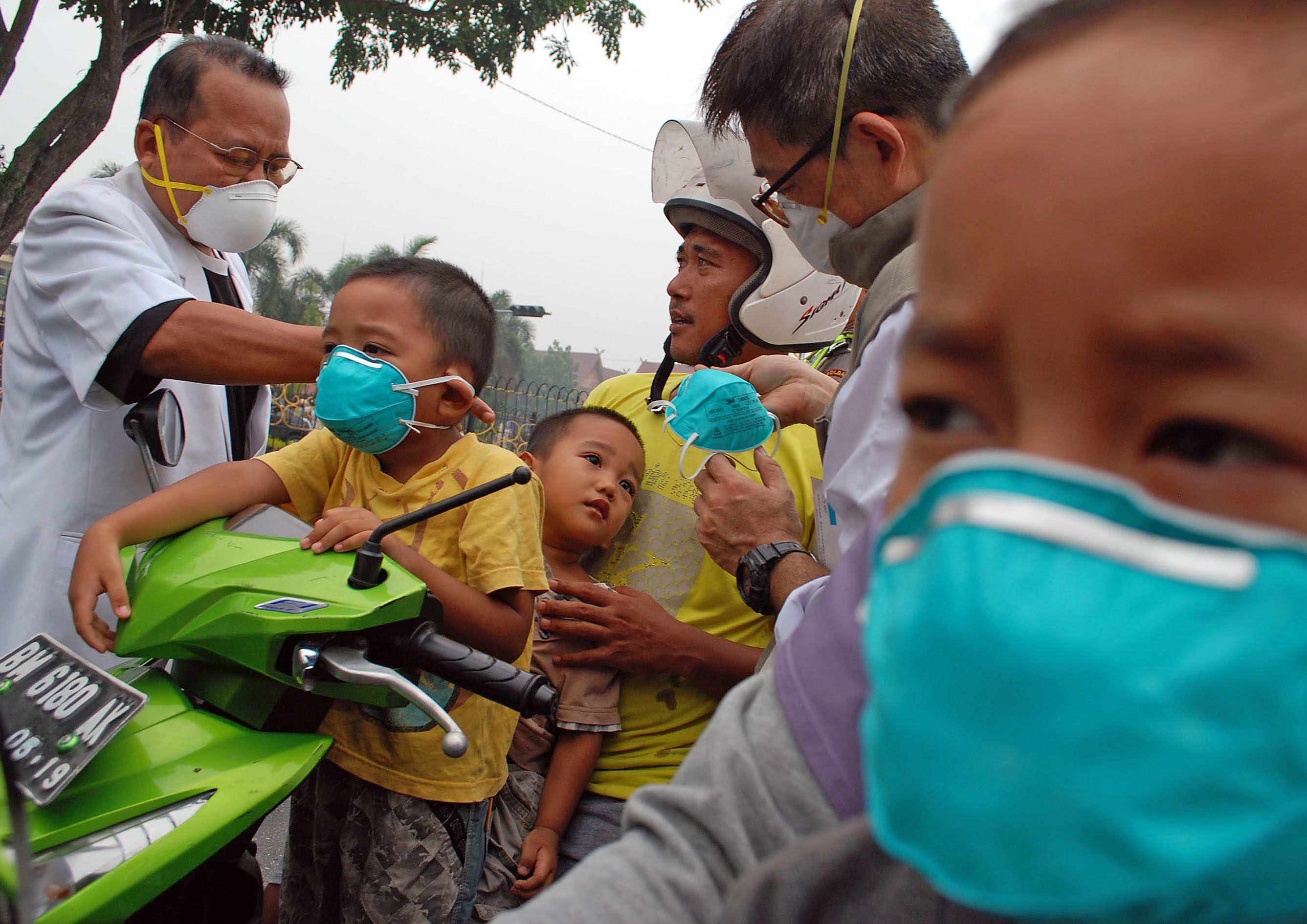 Anak sekolah dan guru wajib mengenakan masker selama karhutla dan kabut asap melanda Sumatra Selatan