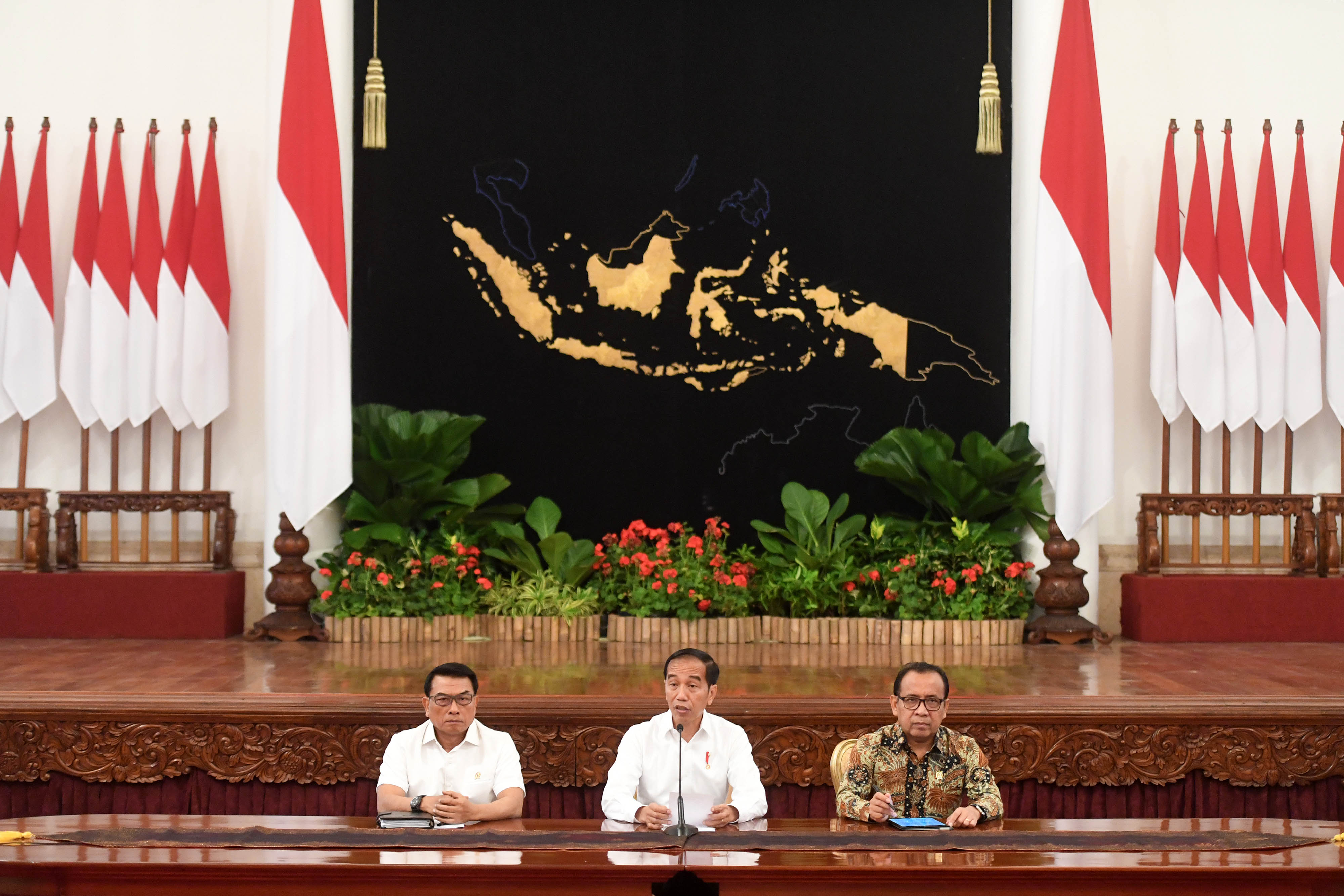 Presiden Joko Widodo (tengah) didampingi Kepala Staf Kepresiden Moeldoko (kiri) dan Mensesneg Pratikno (kanan)