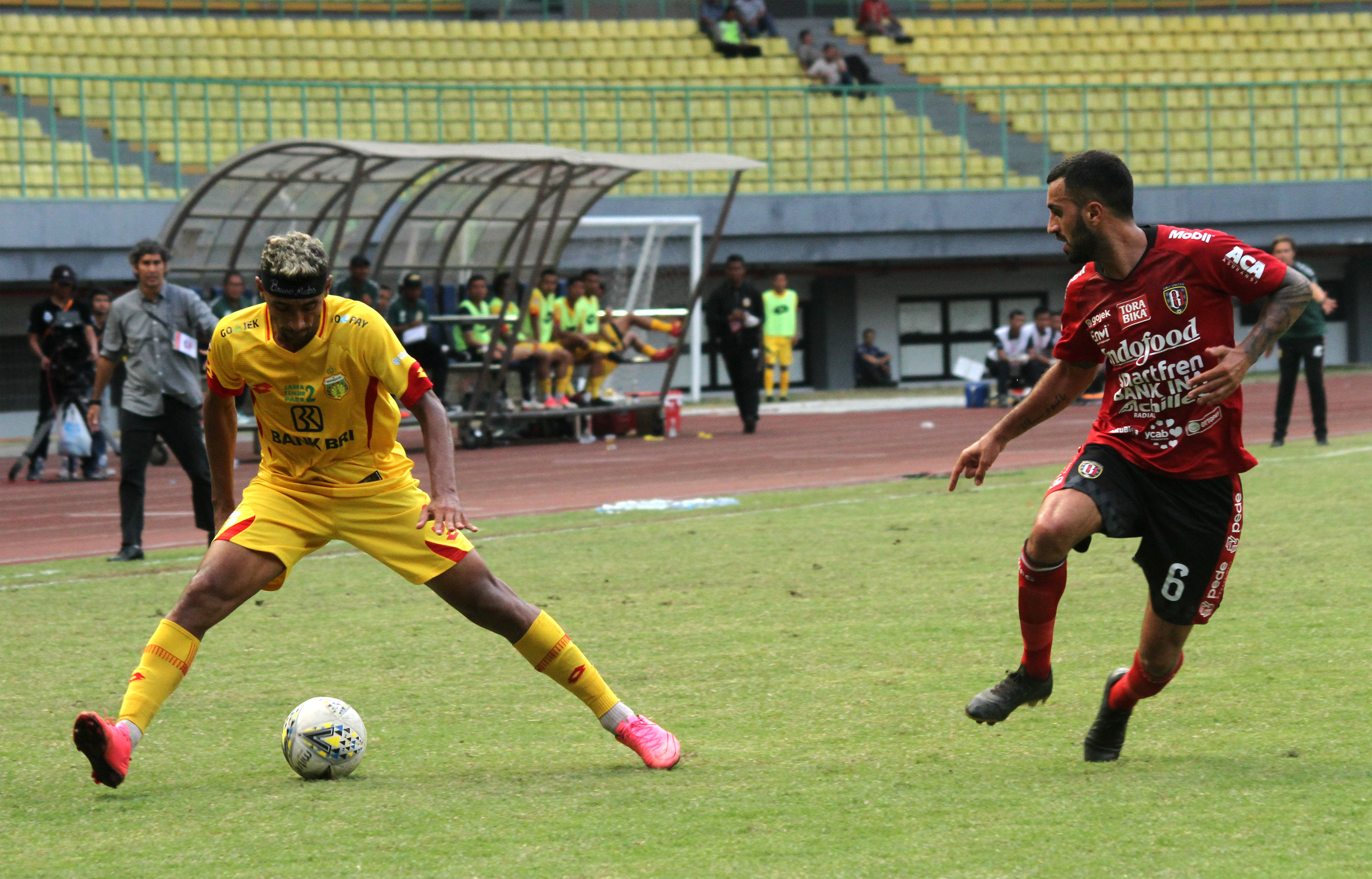 Pemain Bali United Brwa Hekmat Nouri (kanan) berusaha membayangi pemain Bhayangkara FC Bruno De Oliveira Matos (kiri).