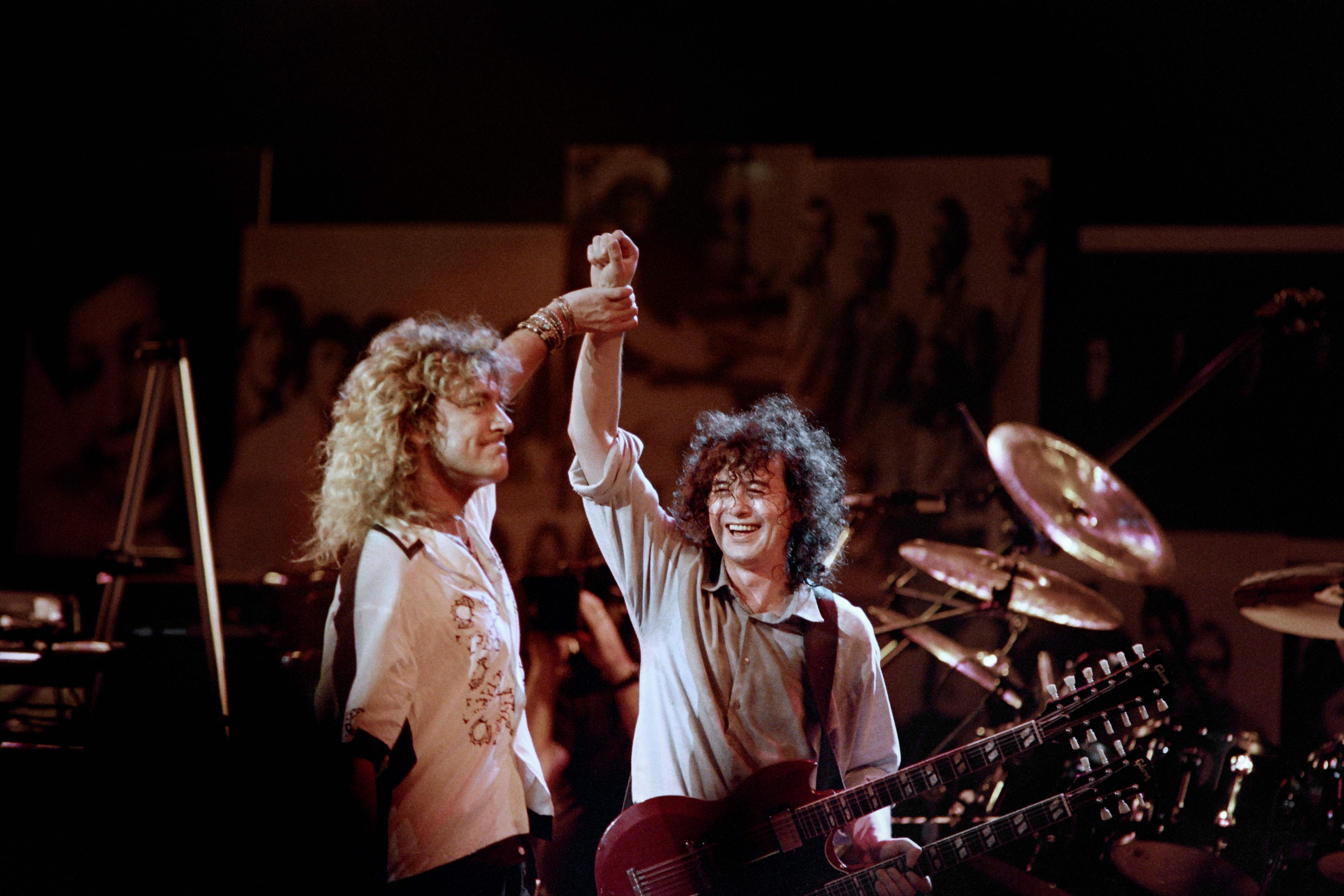 Vokalis Robert Plant dan gitaris Jimmy Page saat konser reuni Led Zeppelin di San Fransisco, AS, 1988. 