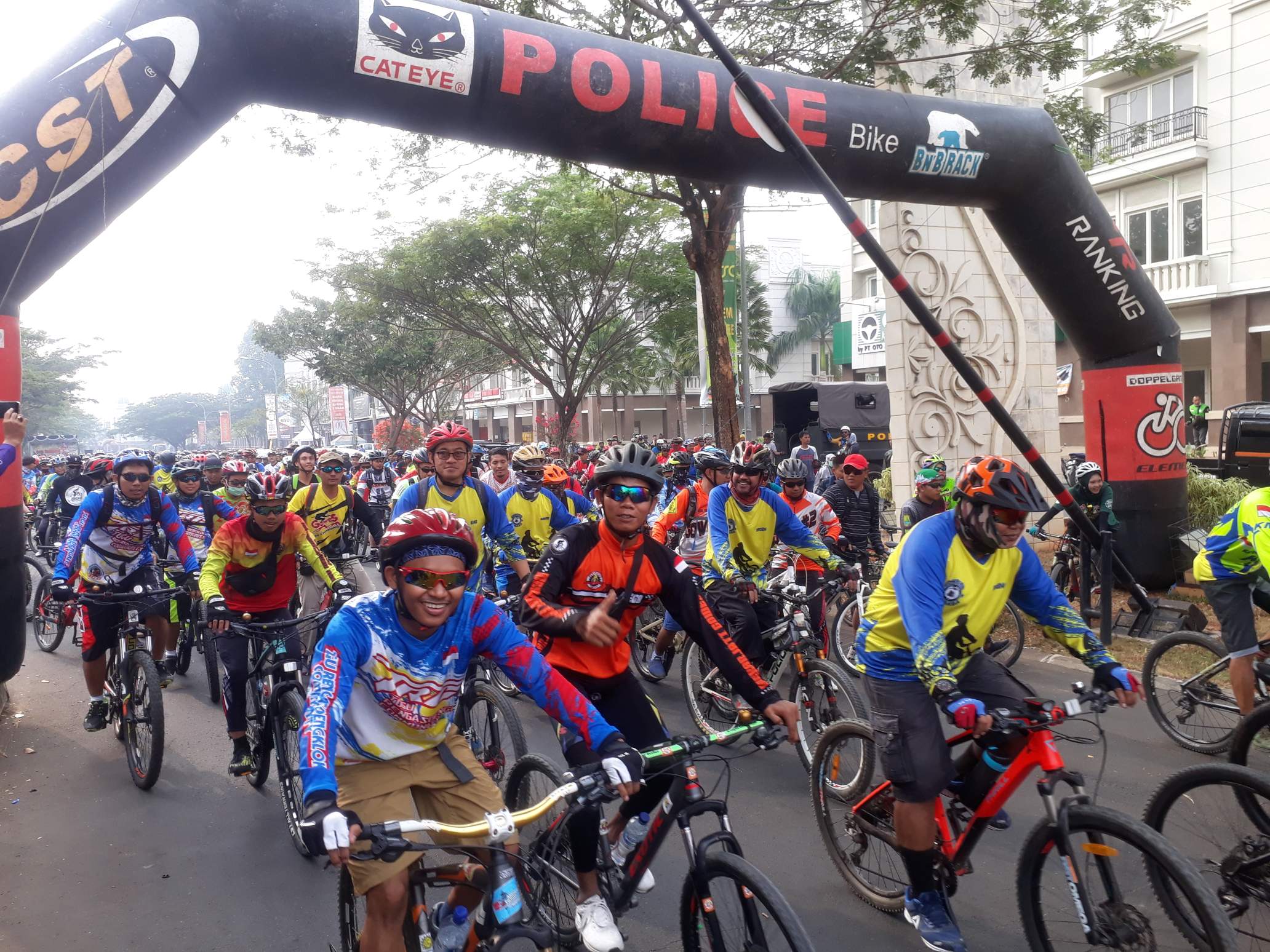 Acara gowes bersama Kang Saan Mustopa digelar di plataran parkir Grand Taruma menuju Nobin KIIC dan kembali ke Grand Taruma, Minggu (27/10).