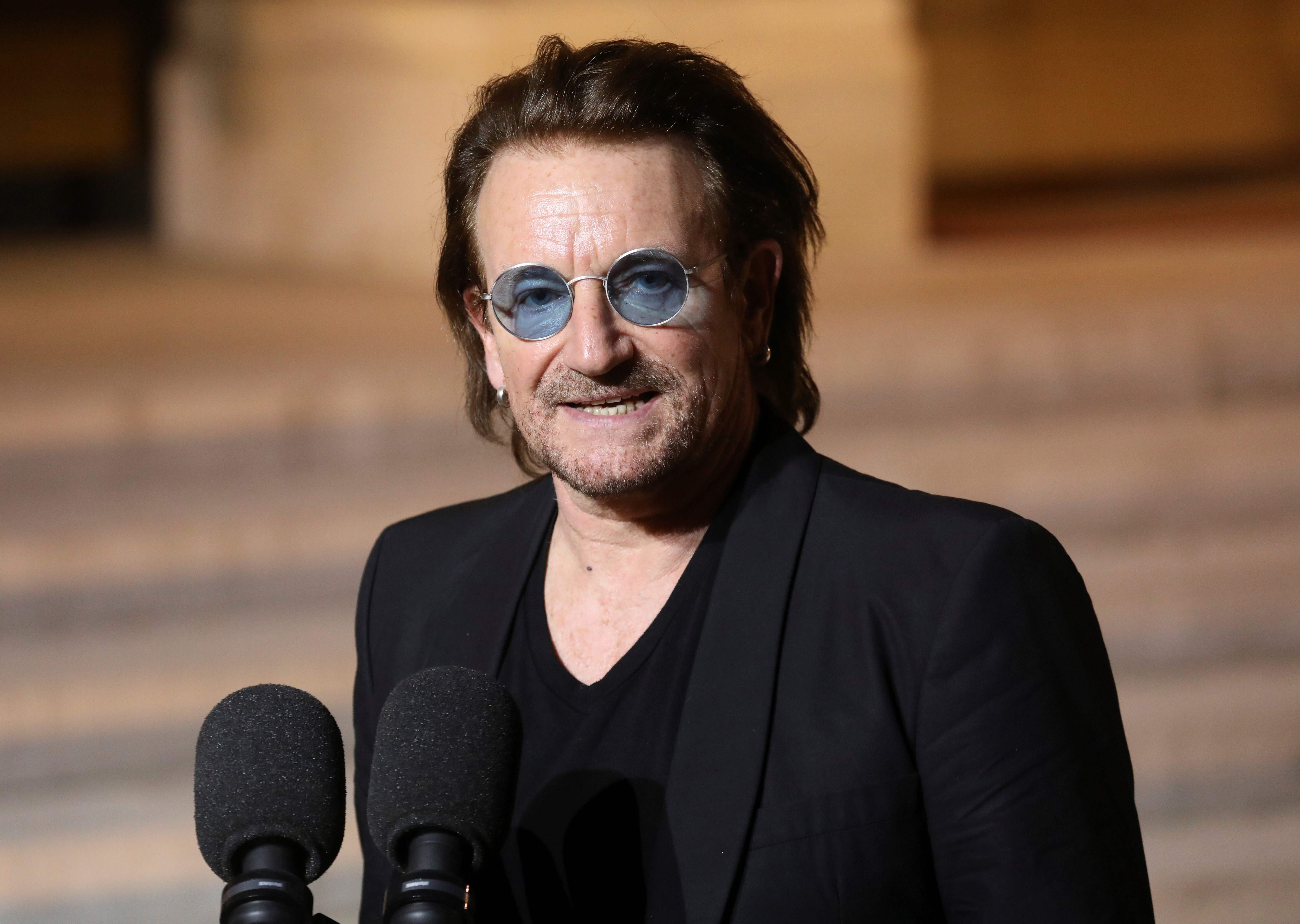 Vokalis U2, Paul David Hewson alias Bono berbicara kepada wartawan seusai bertemu Presiden Prancis, Emmanuel Macron, di Paris, tahun lalu.