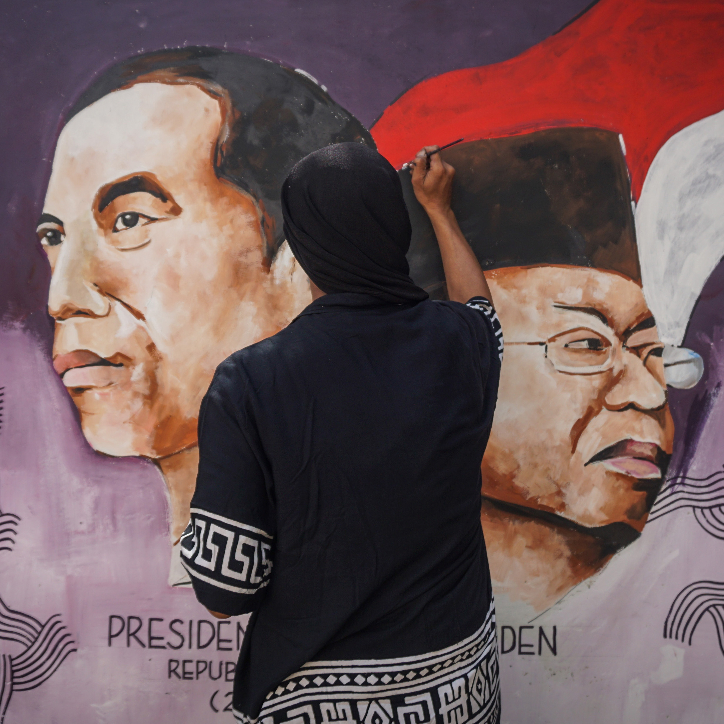 Warga melukis mural bergambar Presiden dan Wakil Presiden Terpilih Joko Widodo-Ma