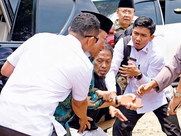 Menko Polhukam Wiranto (kedua dari kiri) diserang pelaku yang bernama Syahril Alamsyah alias Abu Rara saat berkunjung ke Pandeglang, Banten,