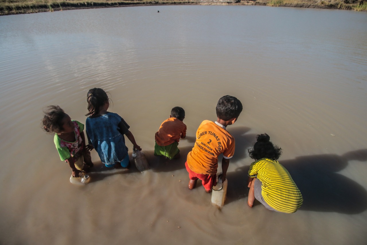 Anak-anak di Flores, NTT harus berjalan kaki cukup jauh untuk mendapatkan air bersih. 