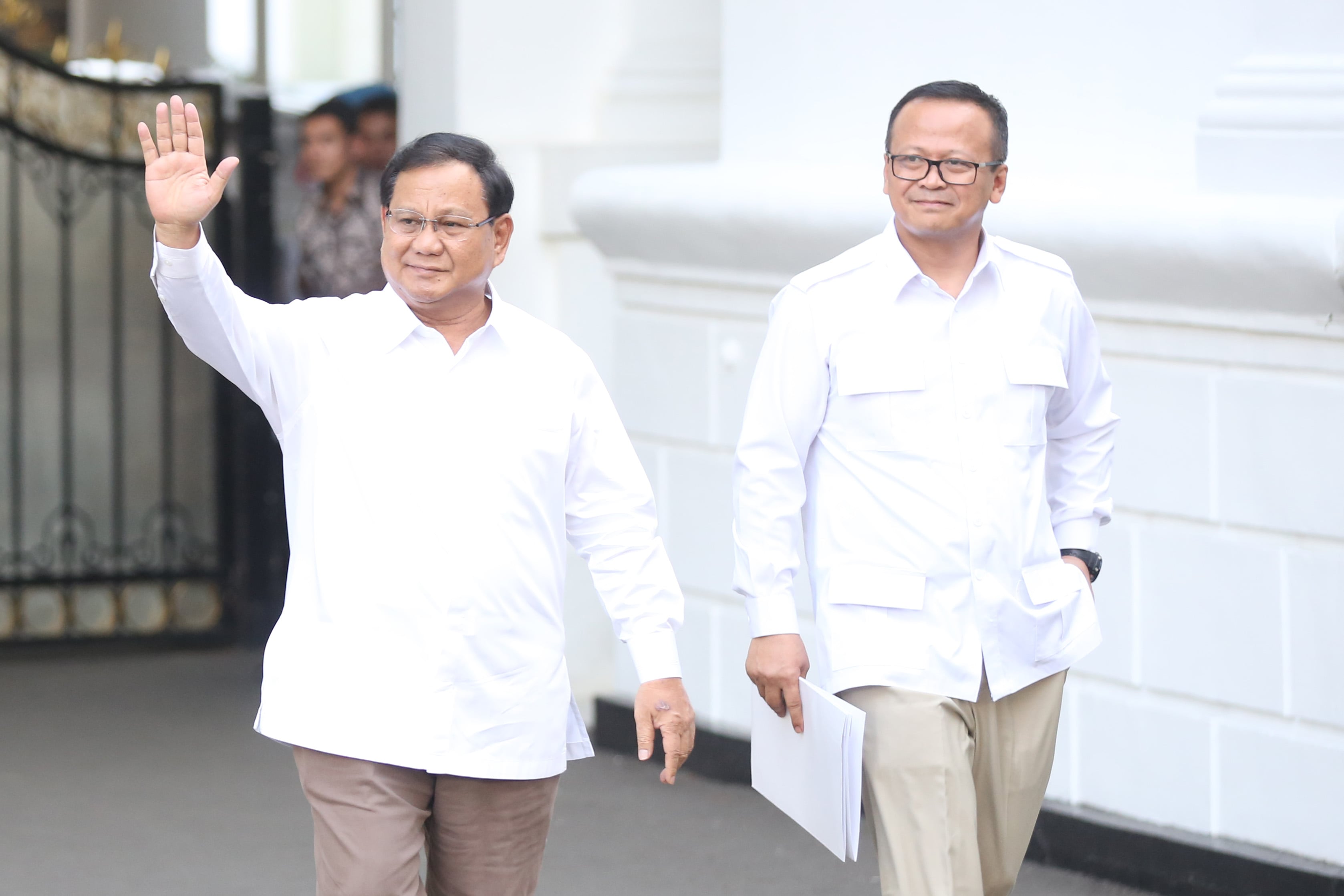 Ketua Umum Partai Gerindra Prabowo Subianto (kiri)