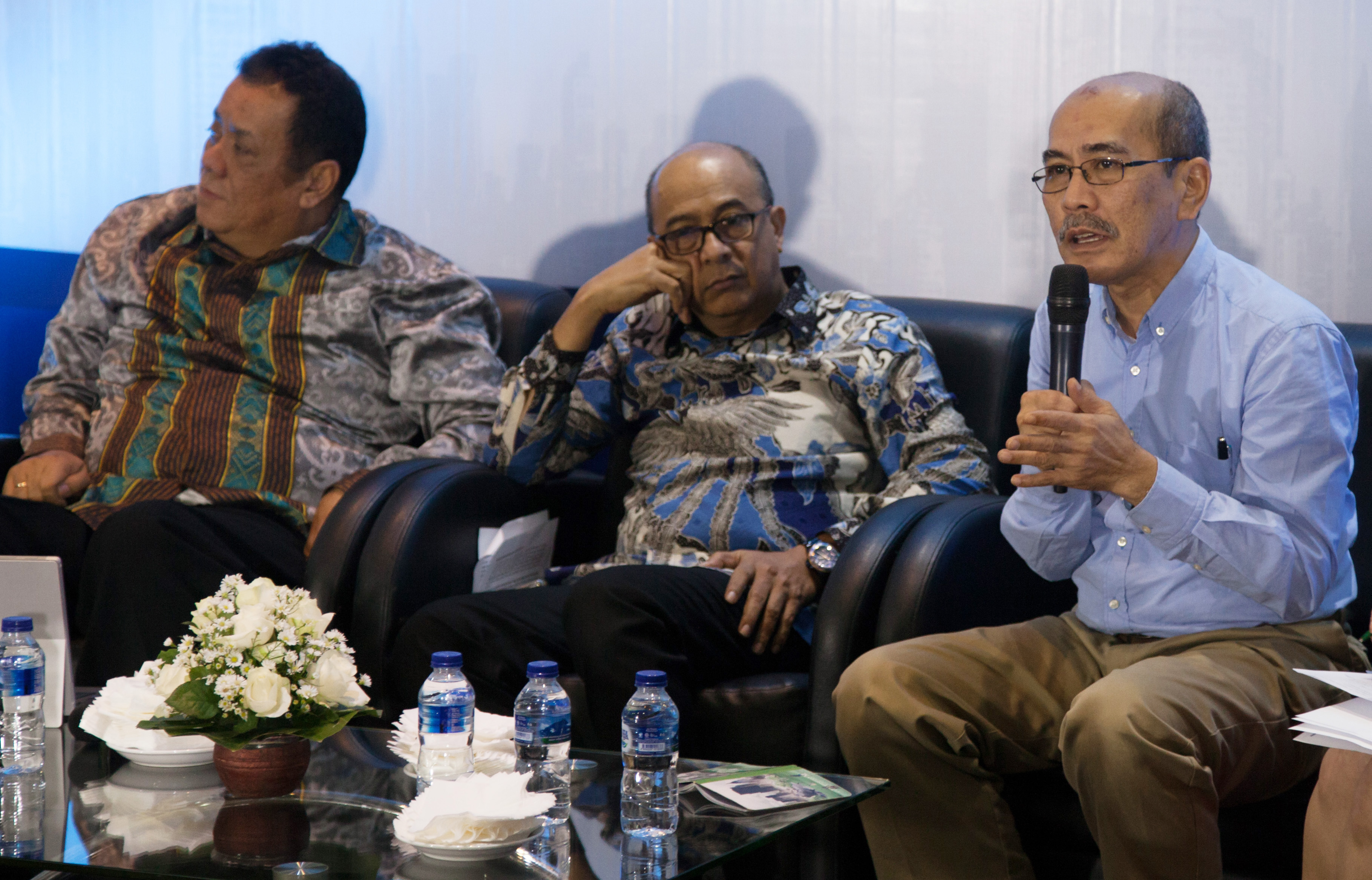 Ekonom & Politisi Indonesia Faisal H Basri (kanan)  saat menyampaikan menjadi narasumber pada diskusi IndoSterling 7. 