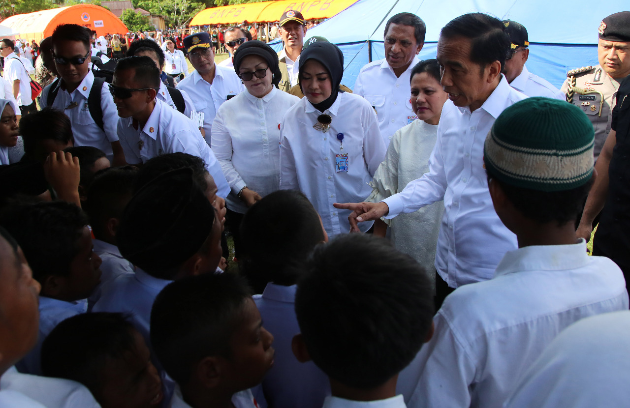 Presiden Jokowi berdialog dengan pengungsi gempa di Universitas Darussalam, Maluku, Selasa (29/10). Jokowi kemudian akan bertolak ke Palu.