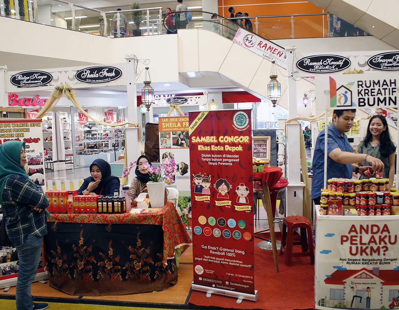 Pengunjung mengunjungi stan UMKM industri halal saat acara Depok Halal Festival 2019