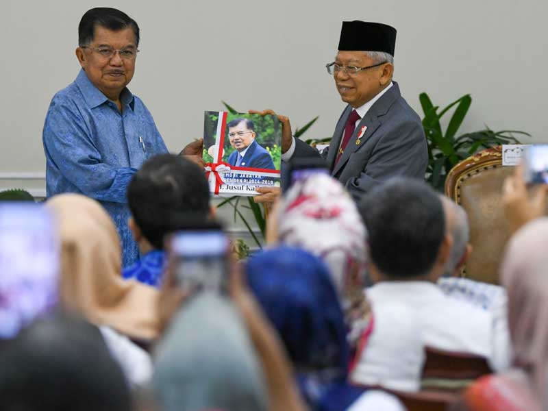 Wakil Presiden Ma’ruf Amin (kanan) menerima buku Memori Jabatan Wakil Presiden dari Wakil Presiden ke-10 dan ke-12 RI Jusuf Kalla di Istana.