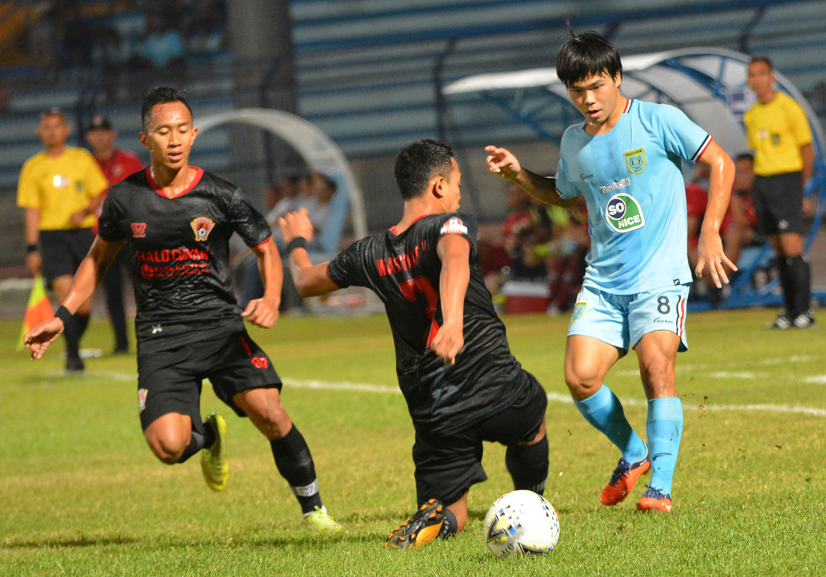 Pemain Persela Lamongan Kei Hirose (kanan) berusaha melewati hadangan pemain Kalteng Putra Wasyiat Hasbullah (tengah)