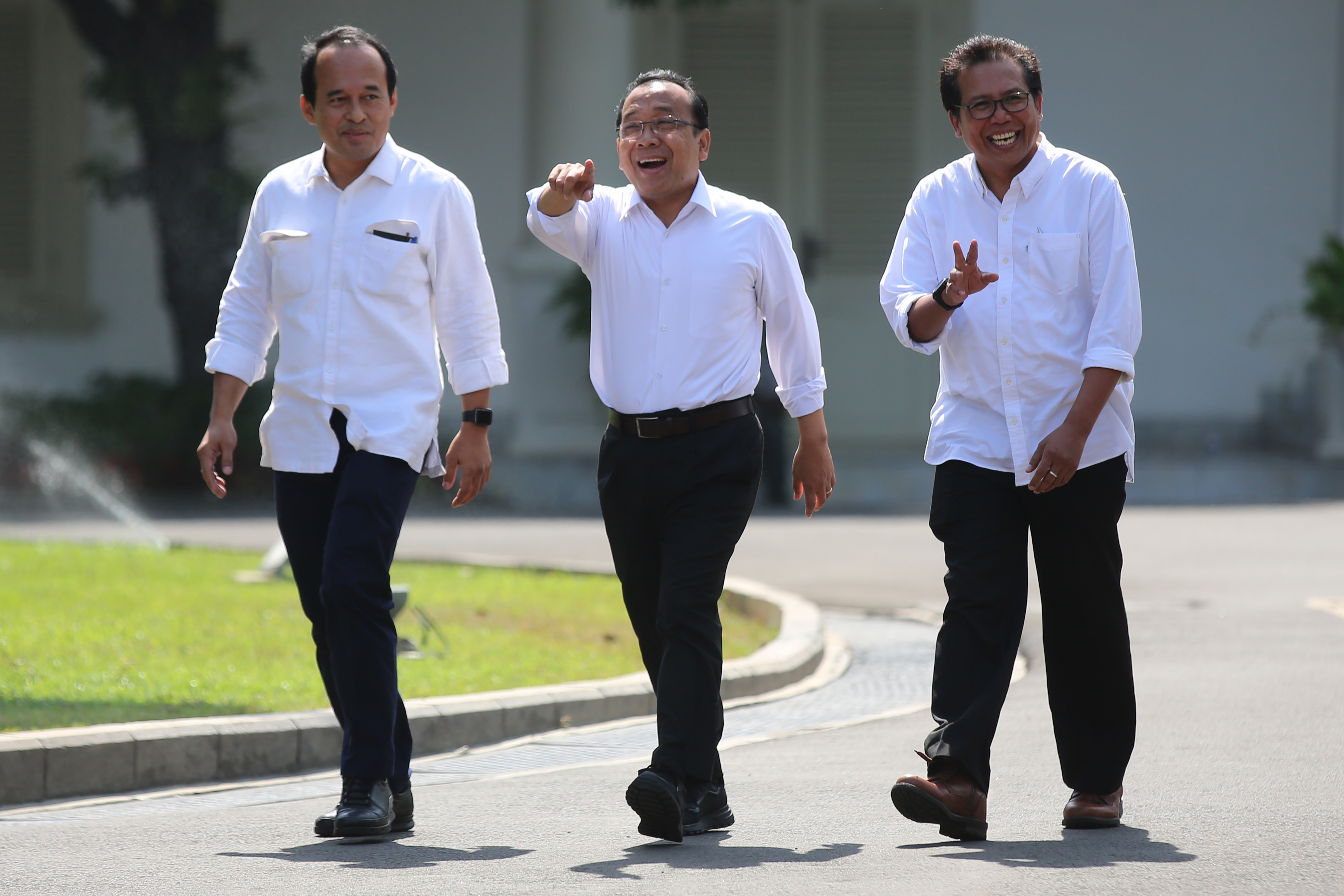  Menteri Sekretaris Negara periode 2014-2019 Pratikno (tengah) tiba di Kompleks Istana Kepresidenan, Jakarta, hari ini.