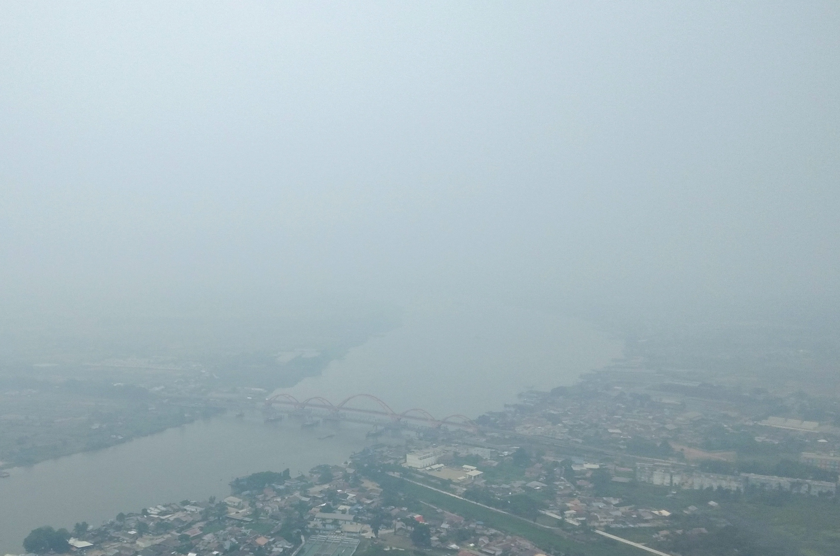 Foto udara kawasan Musi II Palembang yang tertutup kabut asap di Palembang, Sumatera Selatan, Rabu (16/10)