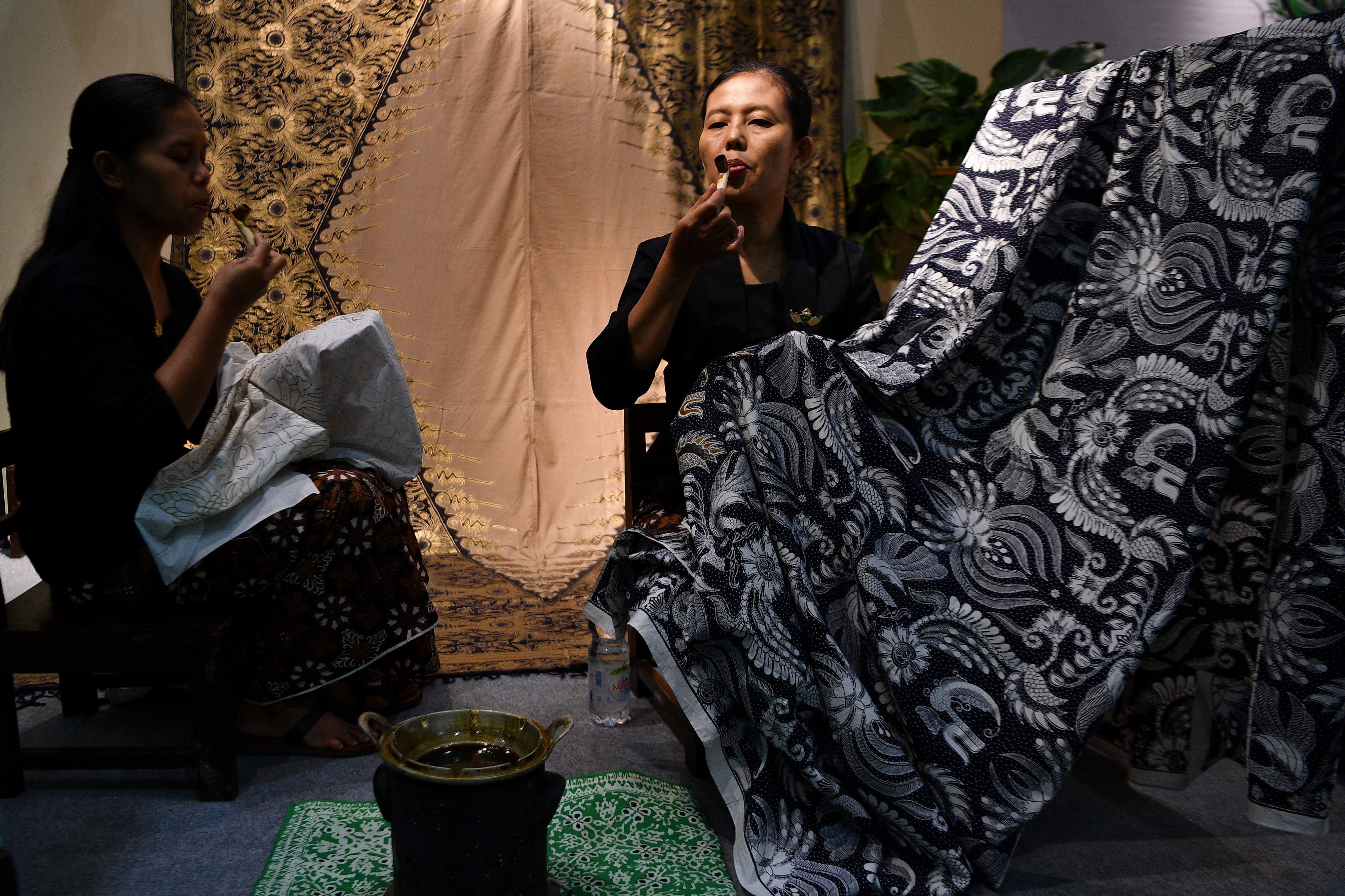 Perajin membatik dalam pameran Interior And Craft (ICRA) 2019 di Jakarta Convention Center, Jakarta, hari ini.