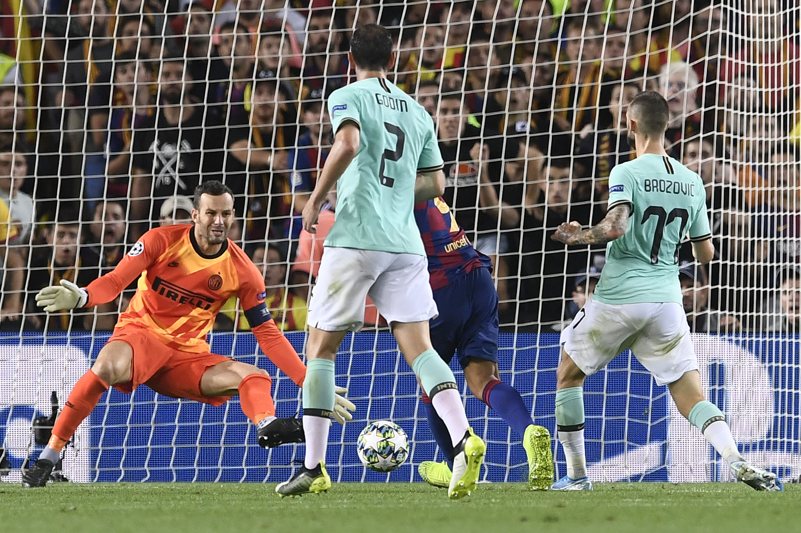  Luis Suarez (2R) mencetak gol keduanya selama pertandingan sepak bola Grup F Liga Champions UEFA Barcelona dan Inter Milan di stadion Camp 