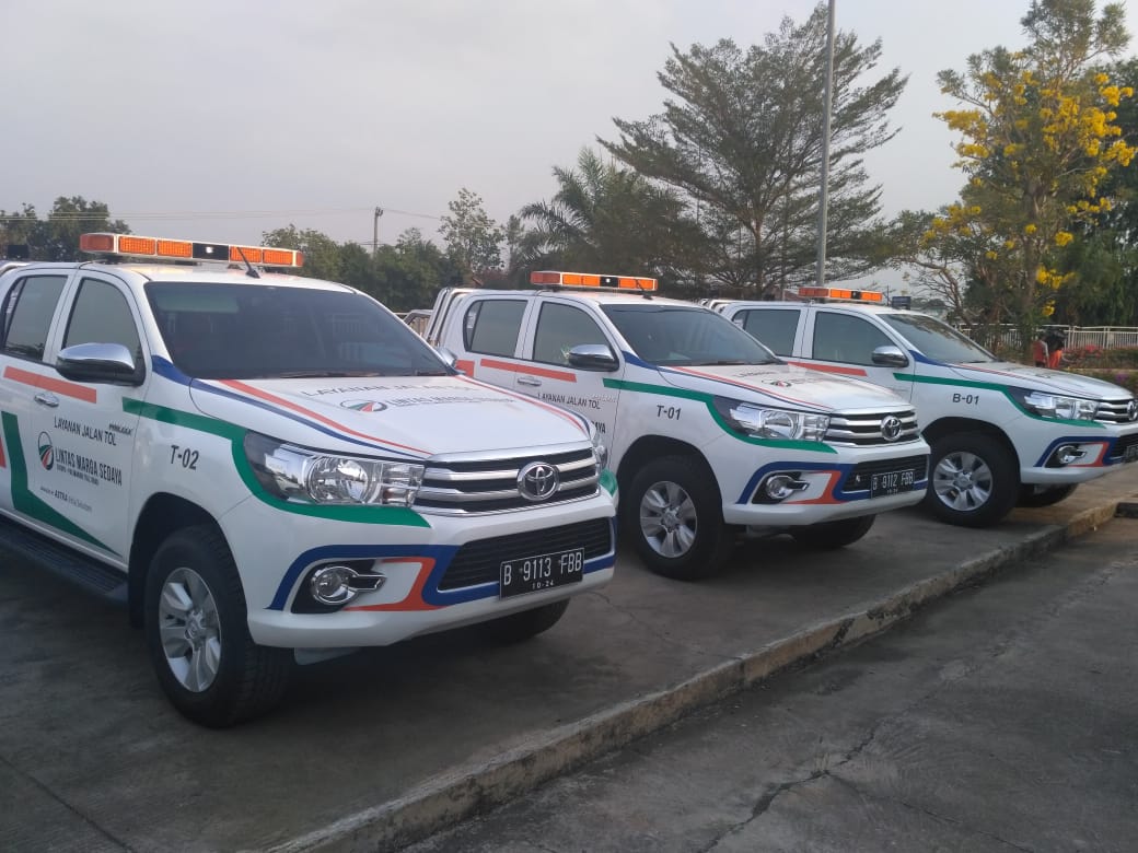 Kendaraan patroli jalan tol siap memberi pelayanan kepada pengguna jalan tol.  