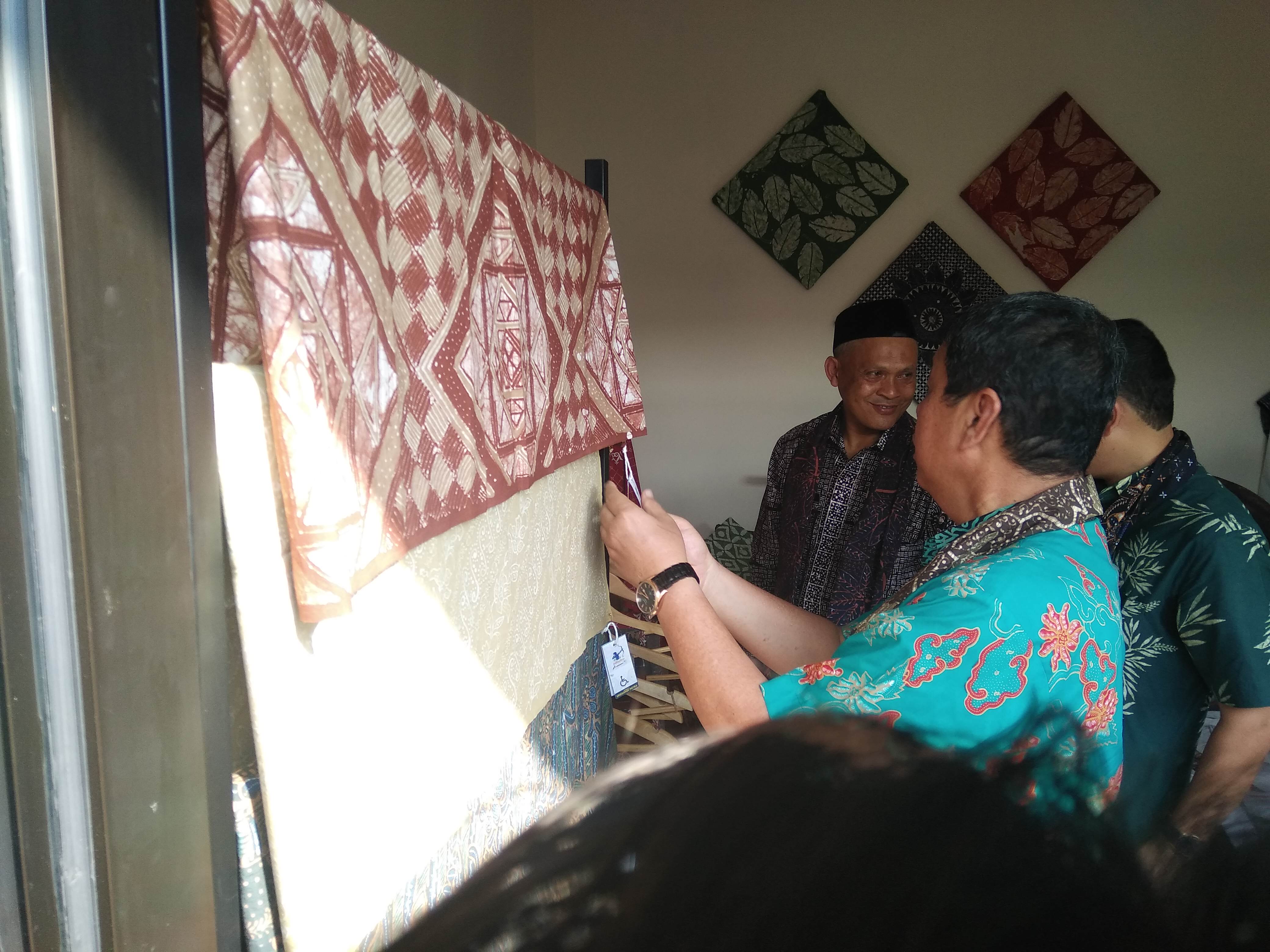 Kepala Dinas Sosial T Armunanto bersama GM MOR IV Pertamina Iin Febrian meninjau batik tulis yang dipamerkan di Workshop Sriekandi Patra.