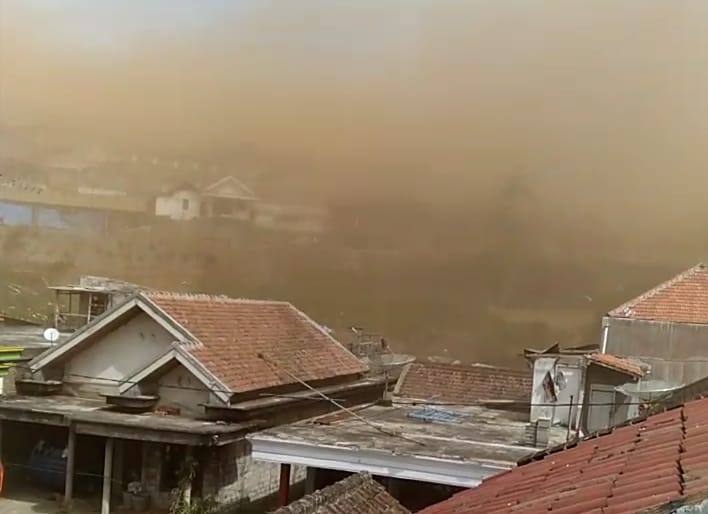 Angin kencang yang membawa debu telah memporakporanda  tiga desa di Kota Batu sejak Sabtu (19/10) dan menewaskan satu orang.