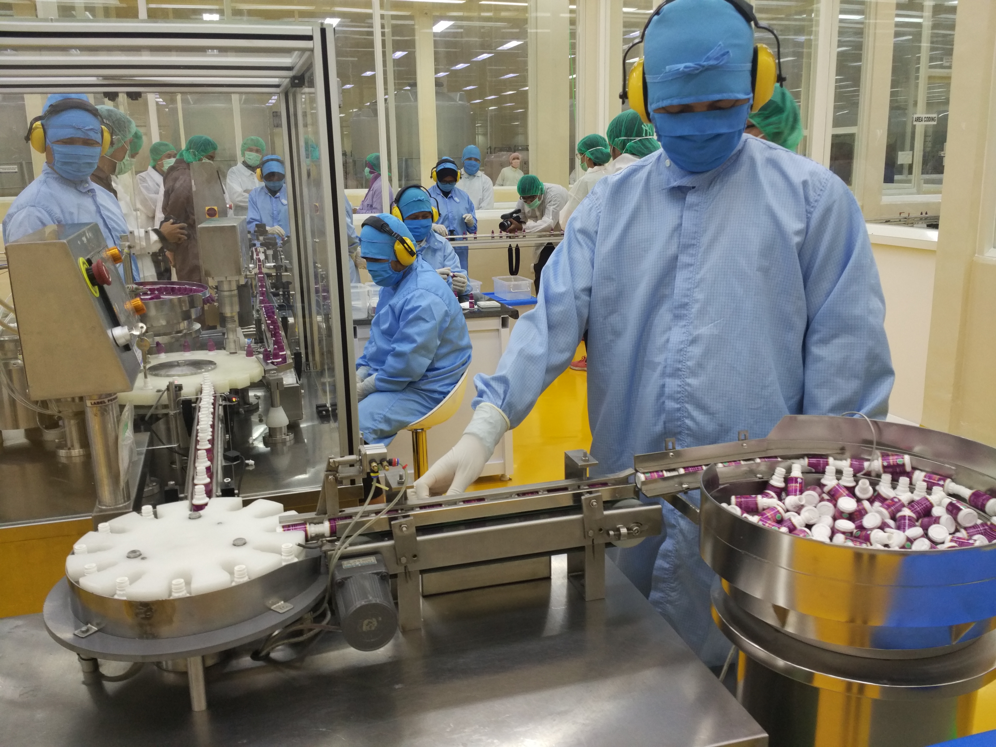 Sejumlah karyawan PT Harvest Gorontalo Indonesia tengah melakukan aktivitas produksi sediaan jamu untuk pemulihan jaringan tubuh manusia