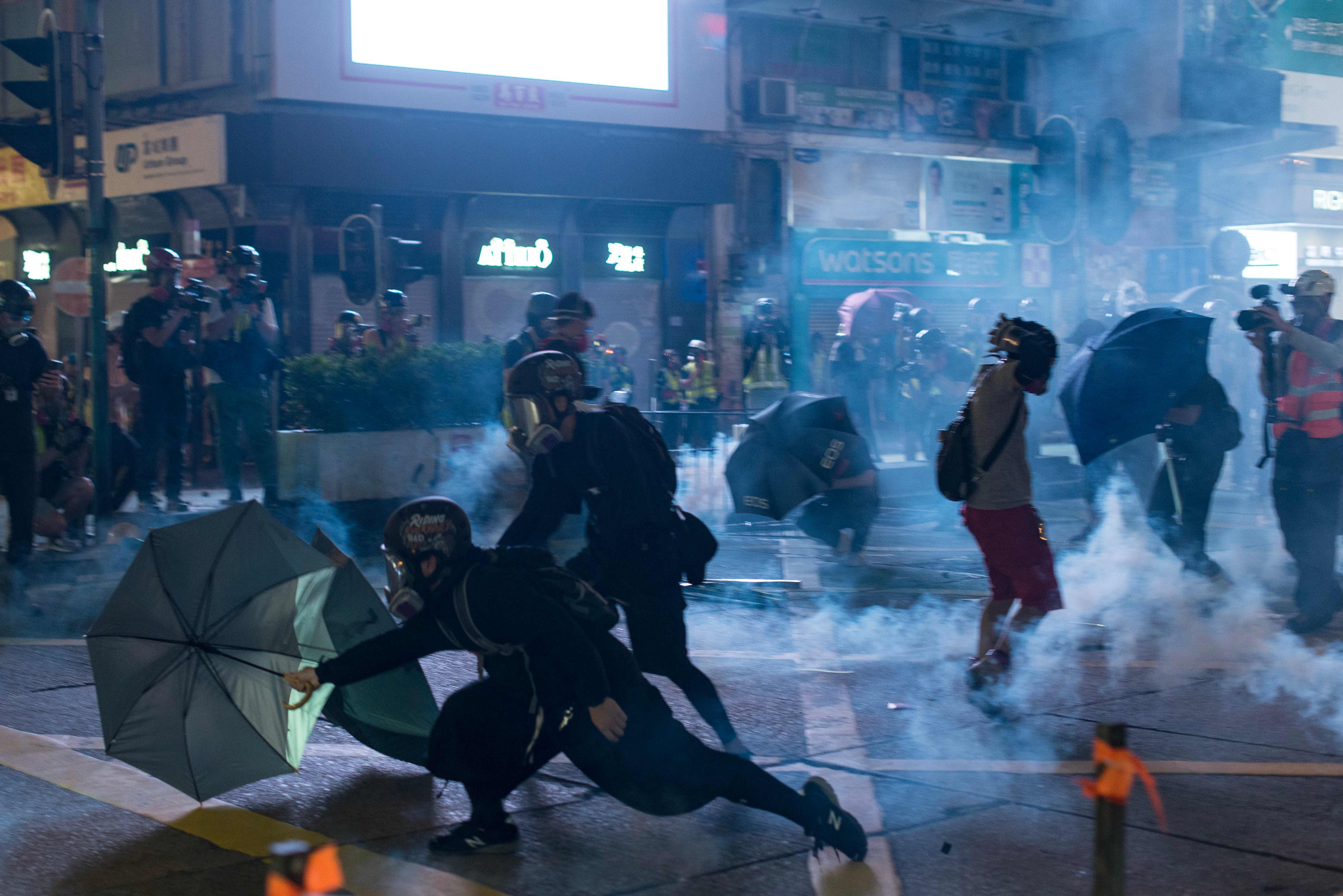 Polisi Hong Kong menembakkan gas air mata ke arah demonstran