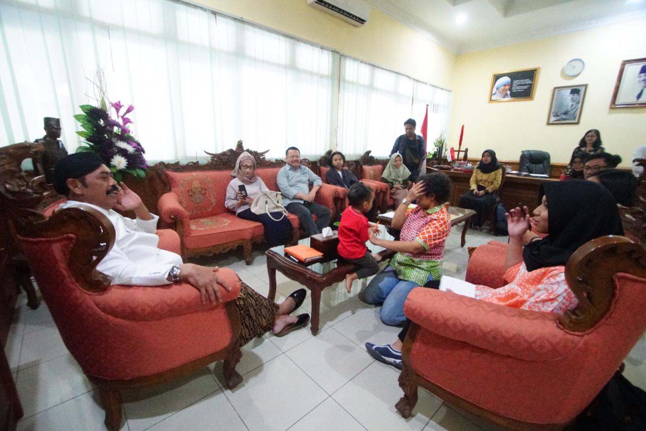 Wali Kota Surakarta FX Rudyatmo berbincang dengan BELVA Aulia Putri Ayu di ruang kerjanya, Kamis (10/10)