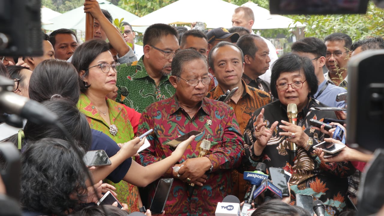 Menteri LHK Siti Nurbaya (kanan) bersama Menkeu Sri Mulyani dan Menko Perekonomian Darmin Nasution usai peluncuran BPDLH di Jakarta.