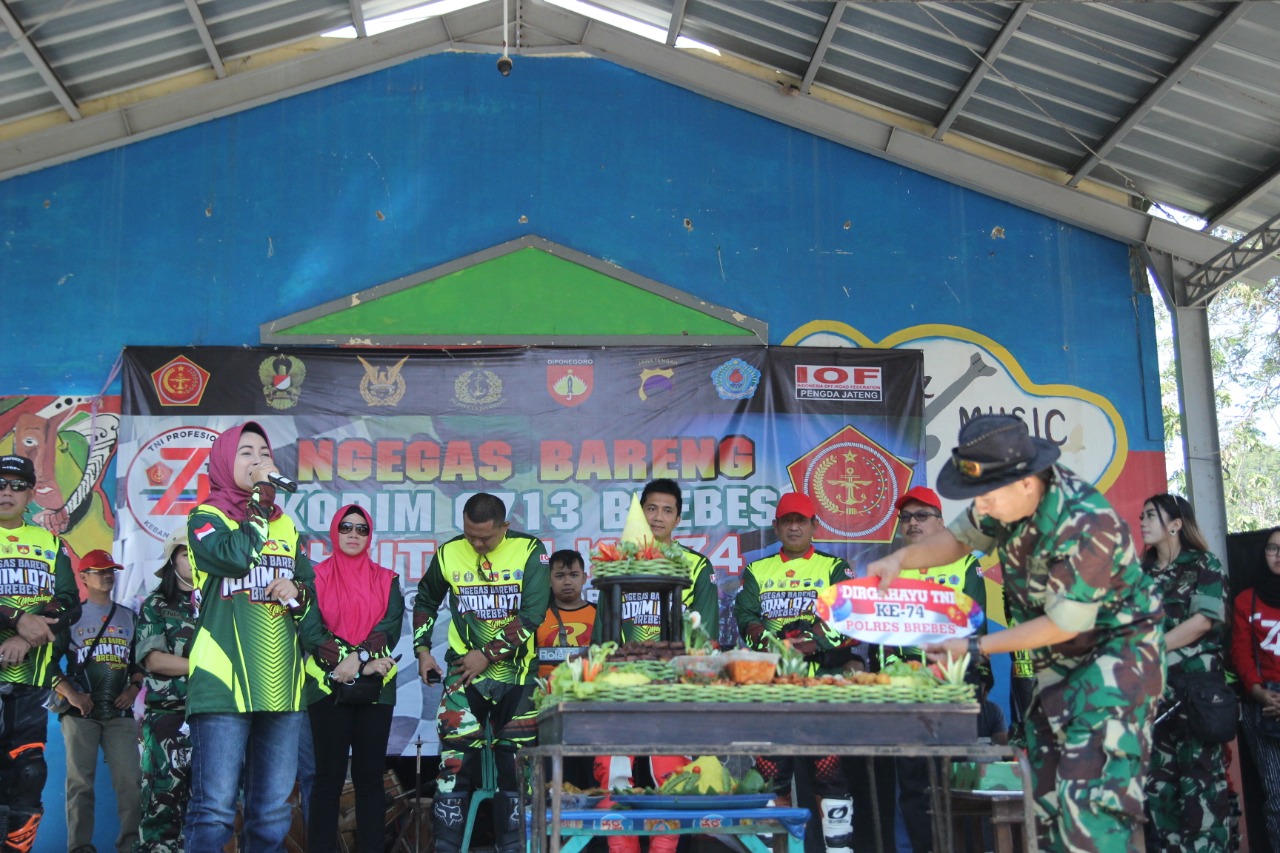 Bupati Brebes Idza Priyanti (kiri) memberi sambutan sebelum pemberangkatan Crosser