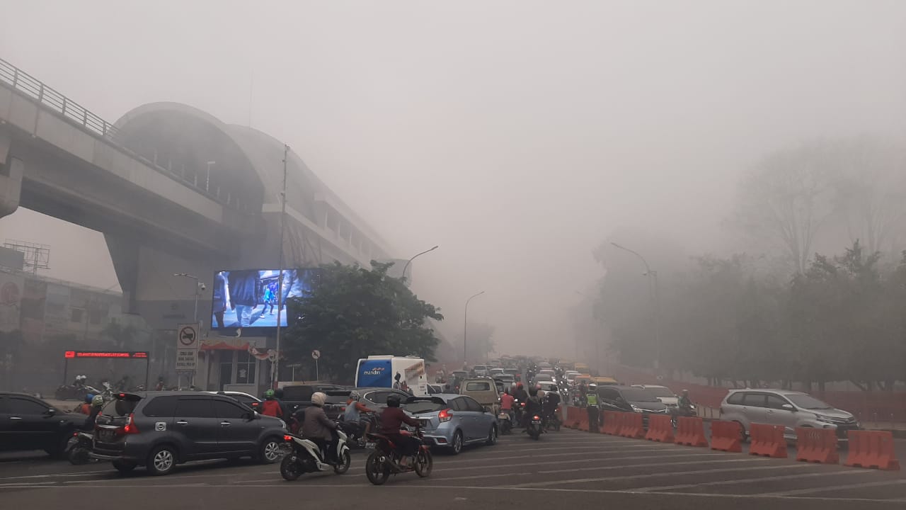 Asap paling pekat dan ekstrem menyelimuti Kota Palembang, Sumatra Selatan, Senin (14/10). 