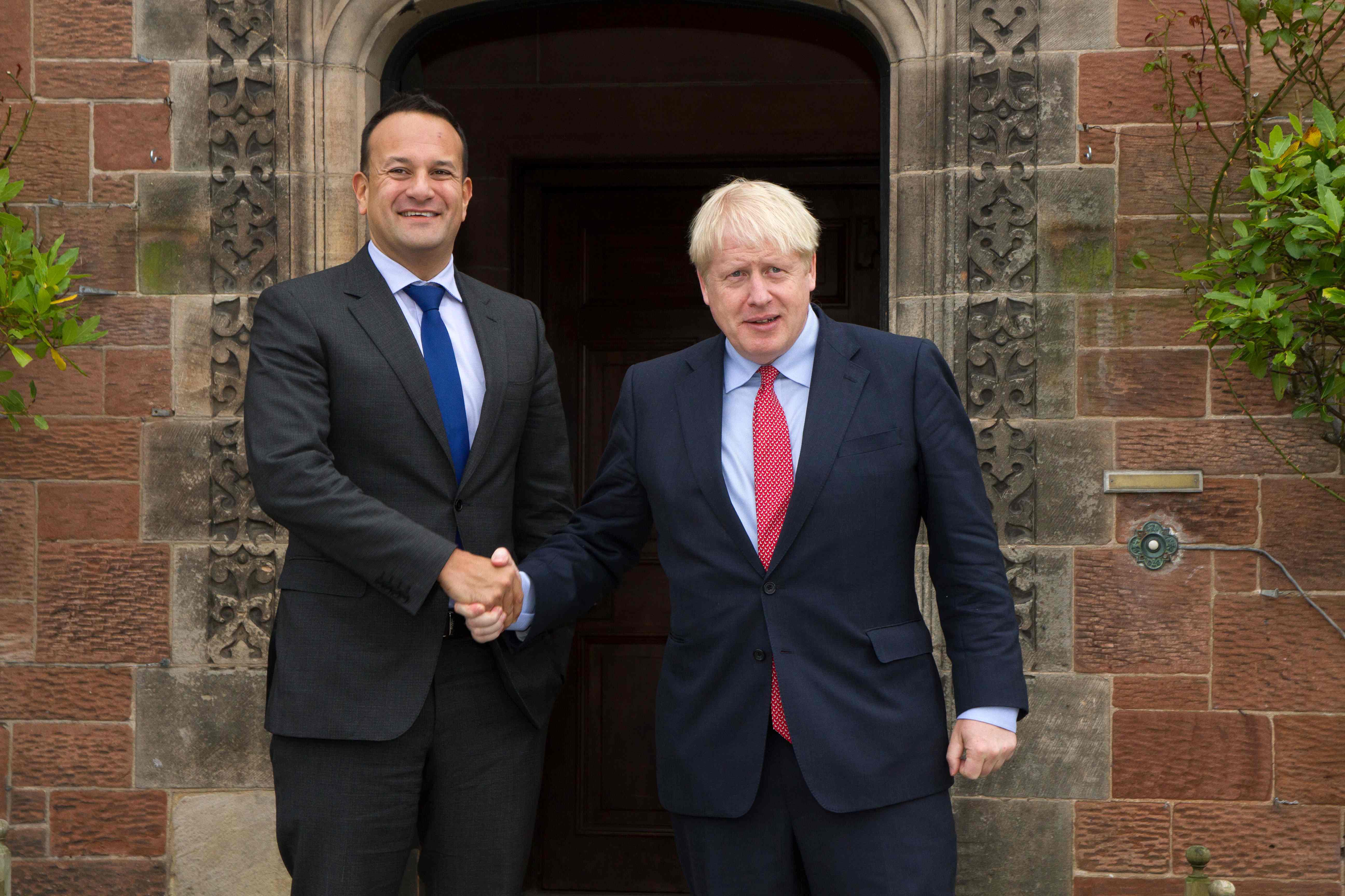 Perdana Menteri Inggris Boris Johnson (kanan) berjabat tangan dengan PM Irlandia Leo Varadkar.