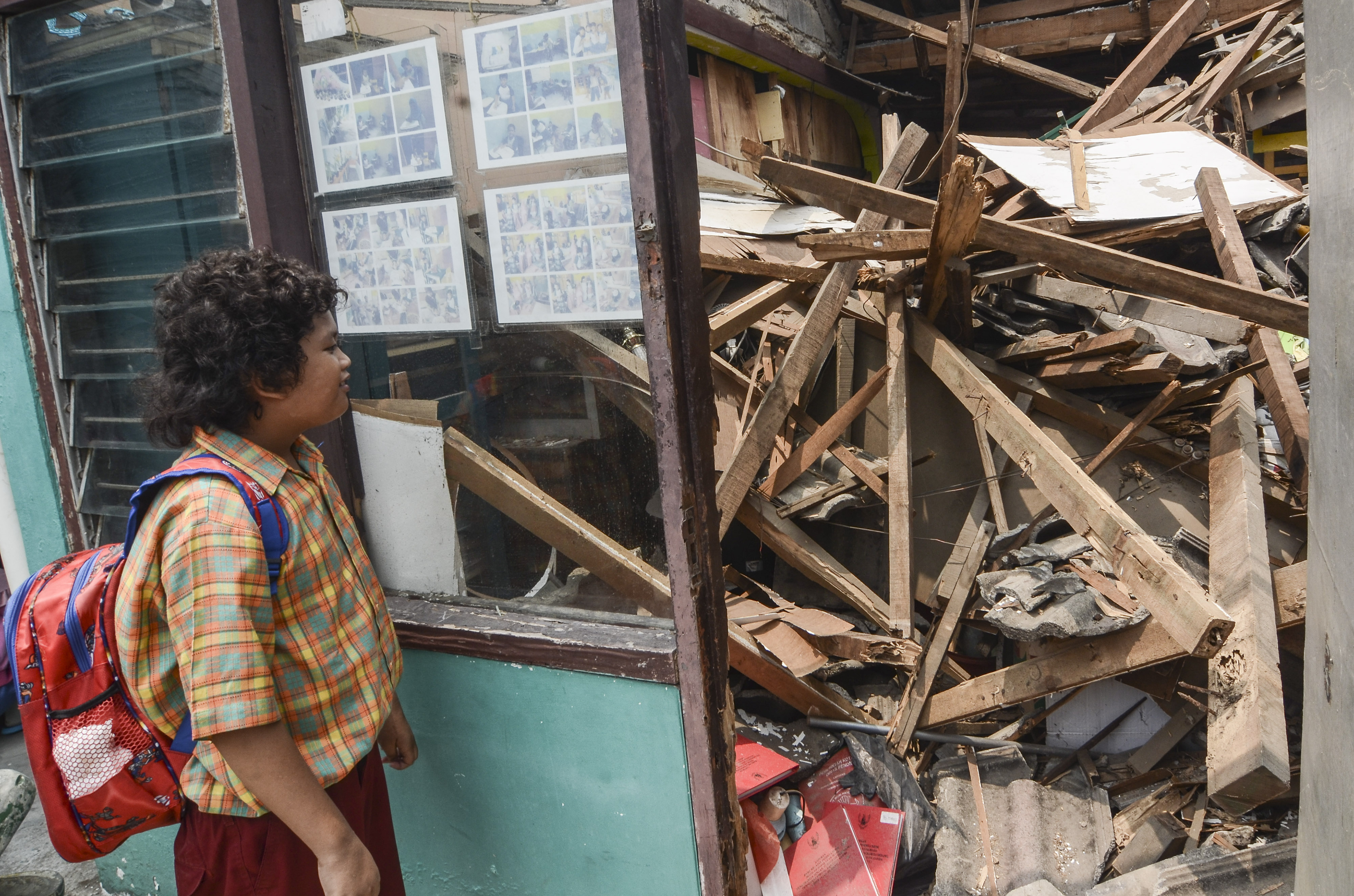 Siswa Sekolah SLB (Sekolah Luar Biasa) Tipe C Bundaku mengamati ruang kelas yang rusak di Bekasi, Jawa Barat.