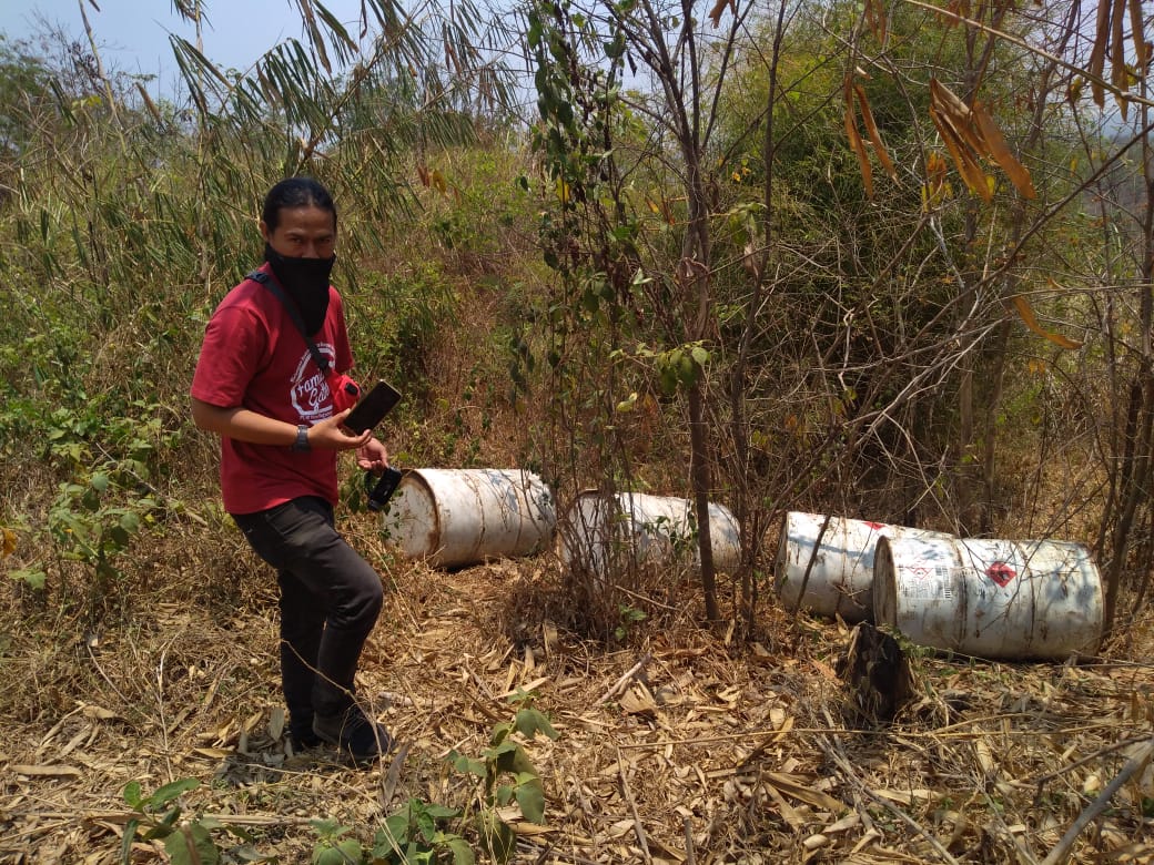 Drum-drum berisi limbah bahan berbahaya beracun (B3) dibuang di Perhutani Kampung Pegadungan, Desa Tamanmekar, Kecamatan Pangkalan, Karawang