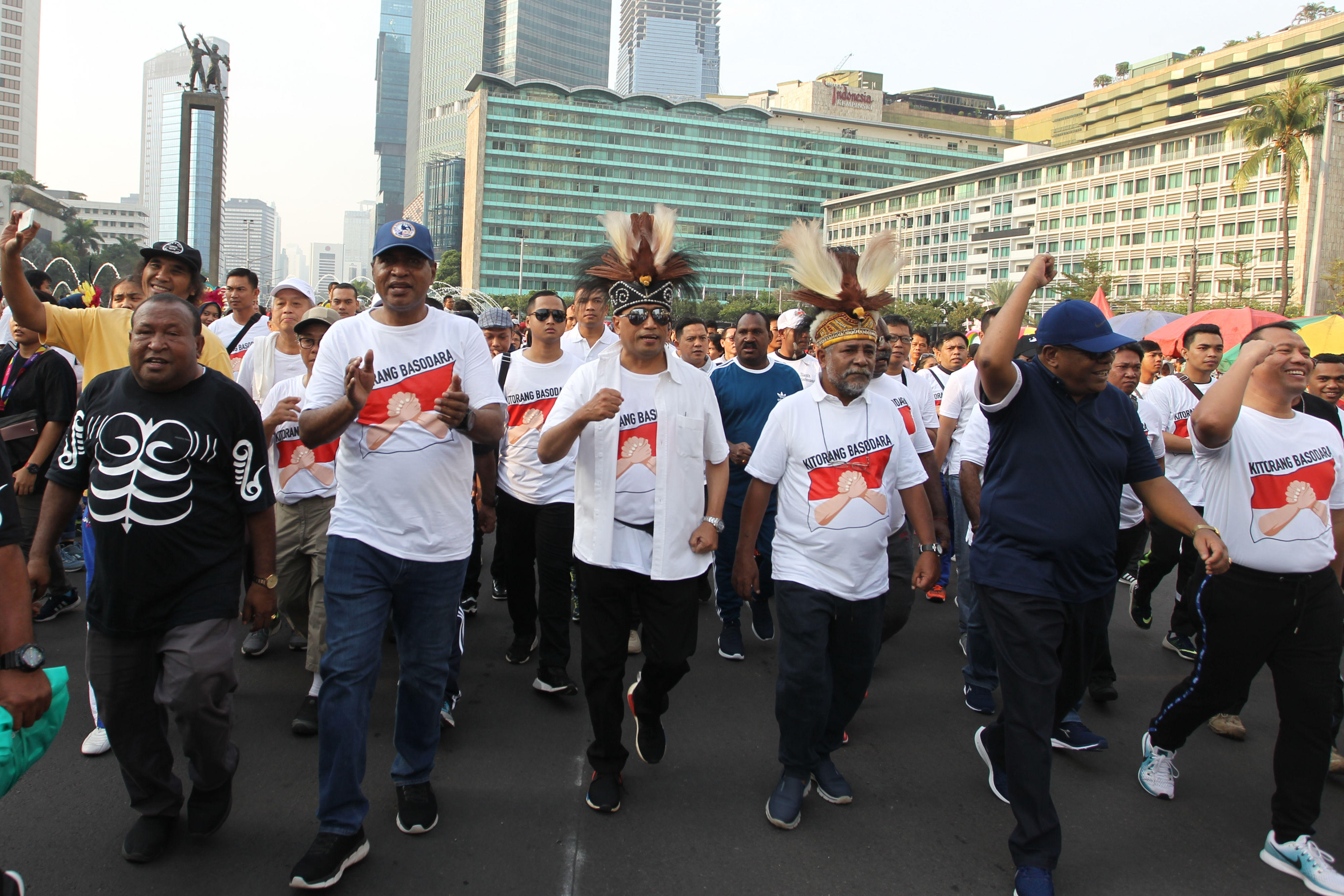 Menhub Budi Karya Sumadi (kedua kiri) bersama pemimpin daerah Papua dan Papua Barat menggalang dana untuk pemulihan Wamena di Jakarta. 