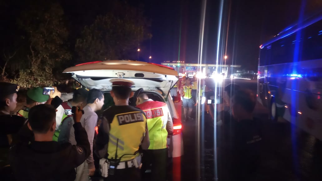 Petugas gabungan memeriksasemua  kendaraan menuju Jakarta dari arah Purwakarta menjelang pelantikan Presiden dan Wakil Presiden RI