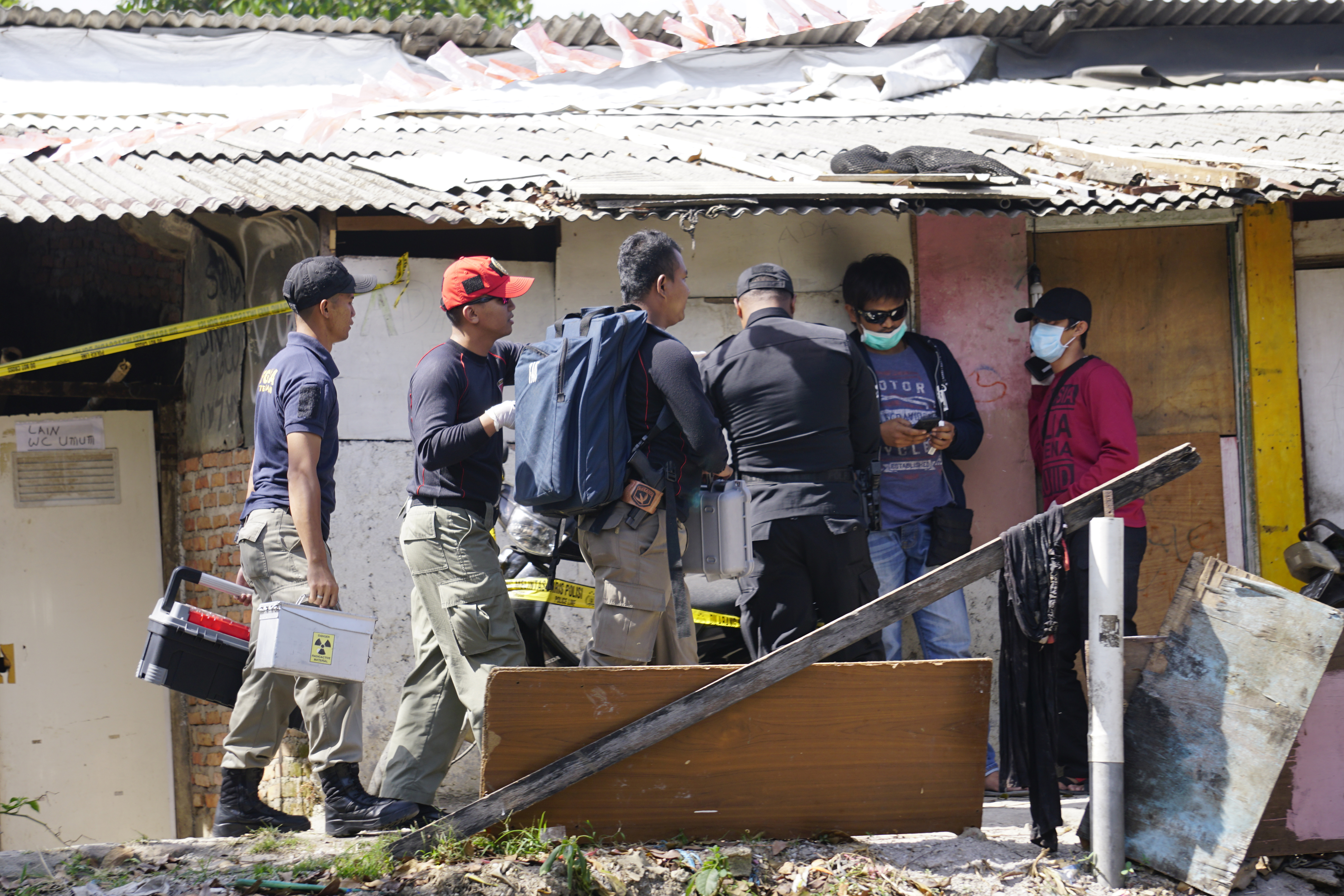 Aparat pengamankan lokasi penangkapan teroris di Bandung. Polisi mengamankan bahan dan alat bom rakitan.