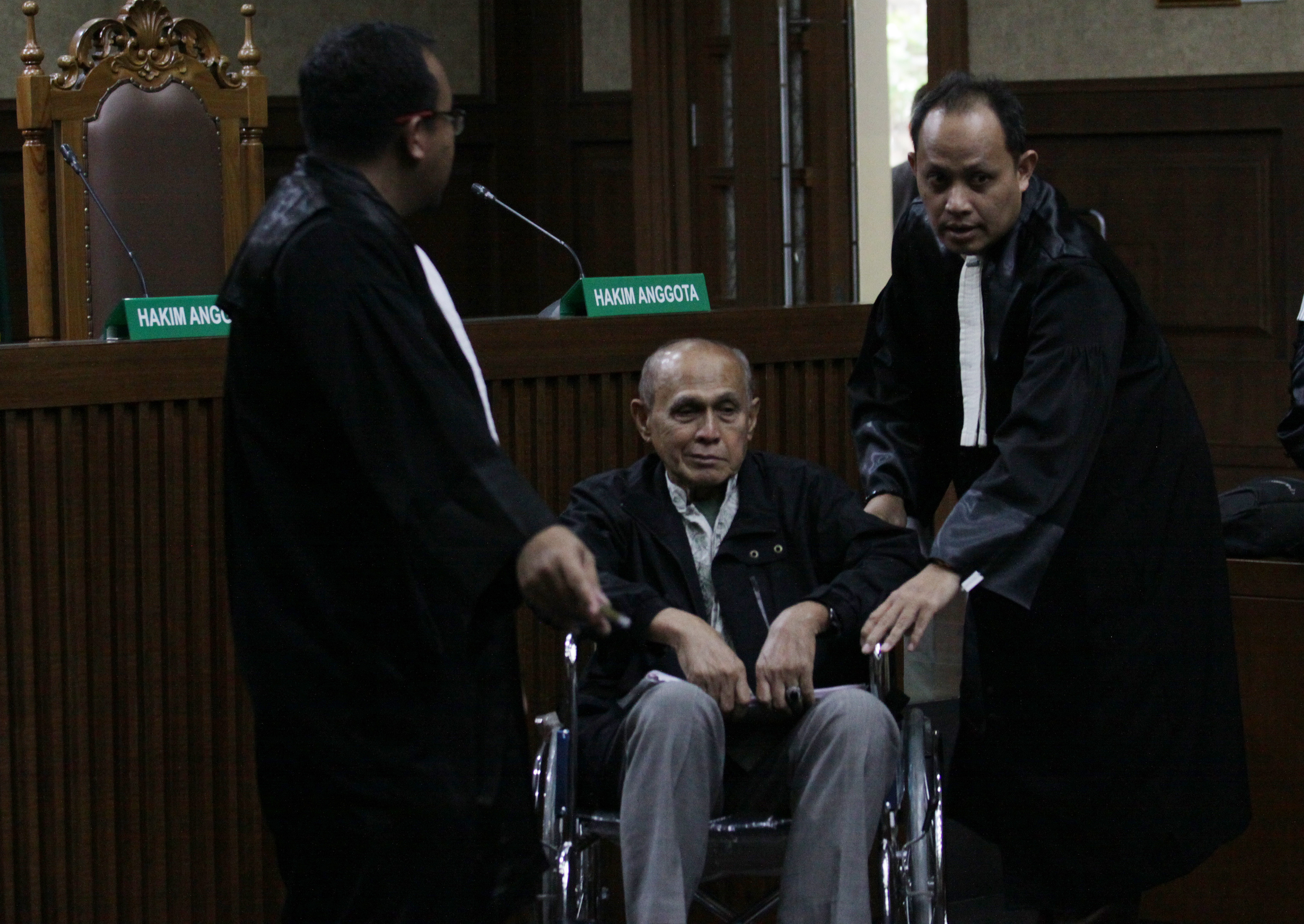 Terdakwa kasus dugaan kepemilikan senjata api ilegal Kivlan Zen (tengah). 