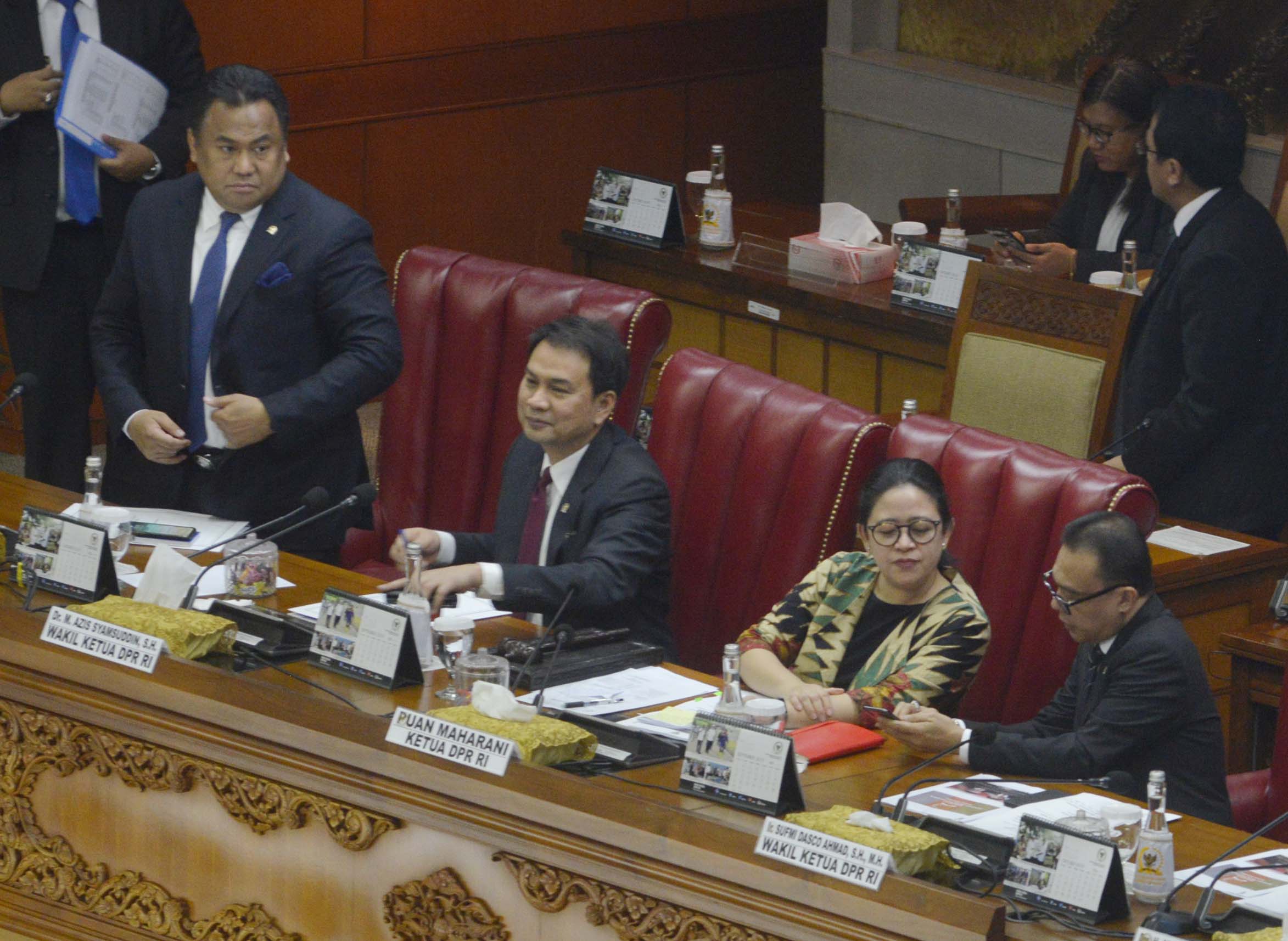 Wakil Ketua DPR Sufmi Dasco Ahmad (kanan), di rapat Paripurna di Gedung Nusanatara II, Komplek parlemen, Senayan, Jakarta, Selasa (22/10).