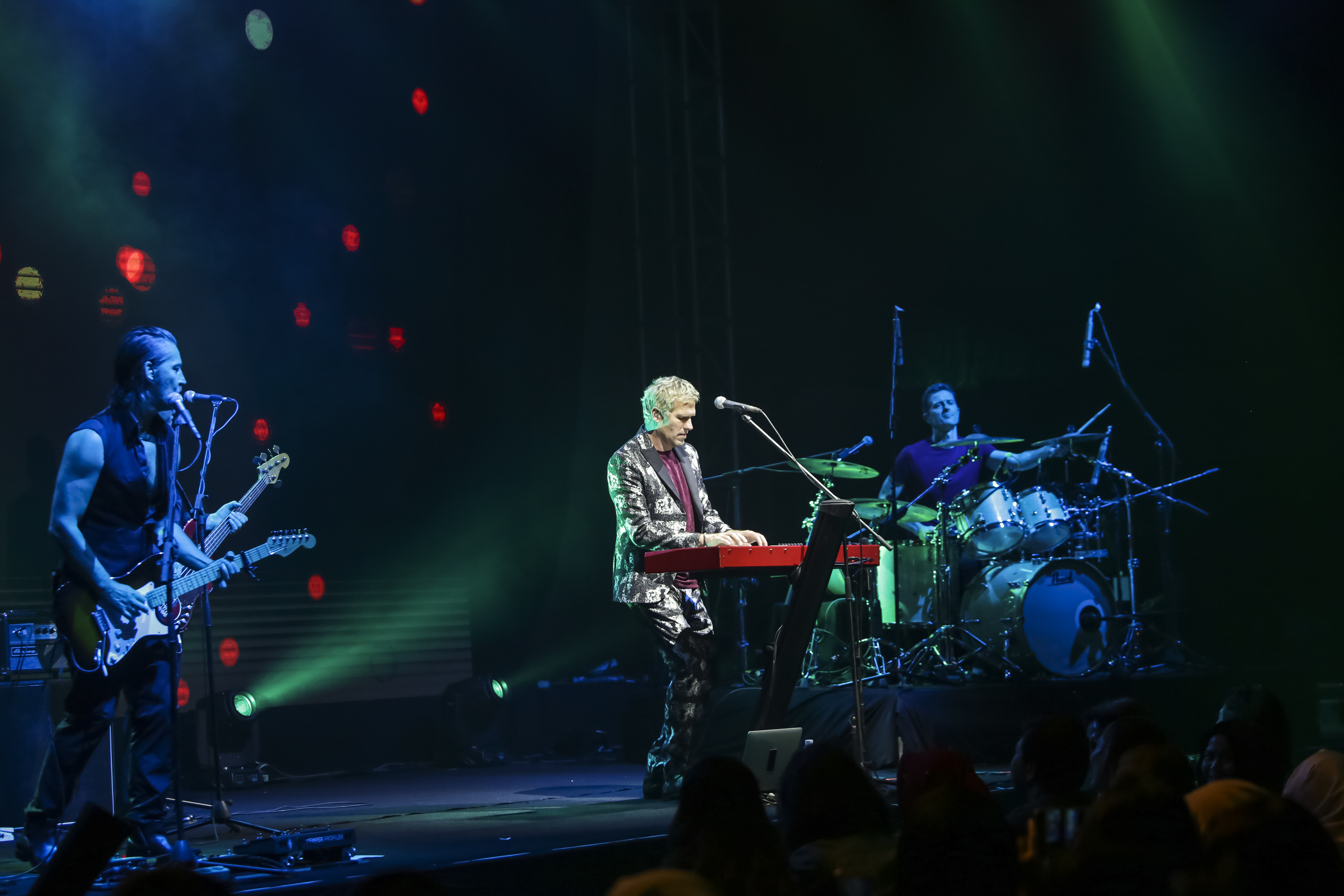 Group band Michael Learns To Rock (MLTR) beraksi didepan ribuan penonton.