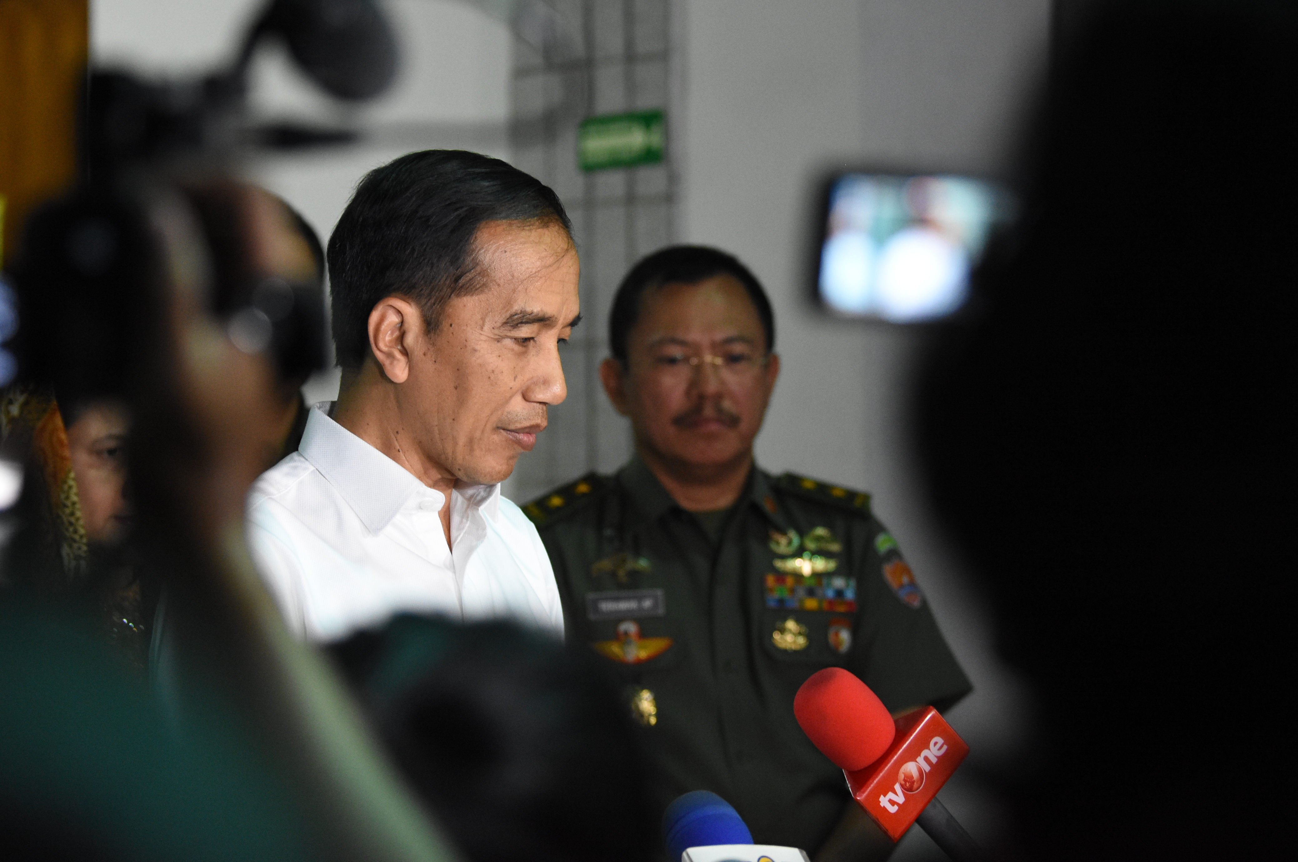 Presiden Joko Widodo (kiri) memberi keterangan pers di Rumah Sakit Pusat Angkatan Darat (RSPAD) Gatot Soebroto