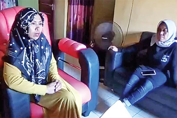 Annur, 48, (kiri) seorang ibu empat anak yang mengungsi dari Wamena, berada di rumah keluarganya di wilayah Paccerakkang, Kota Makassar