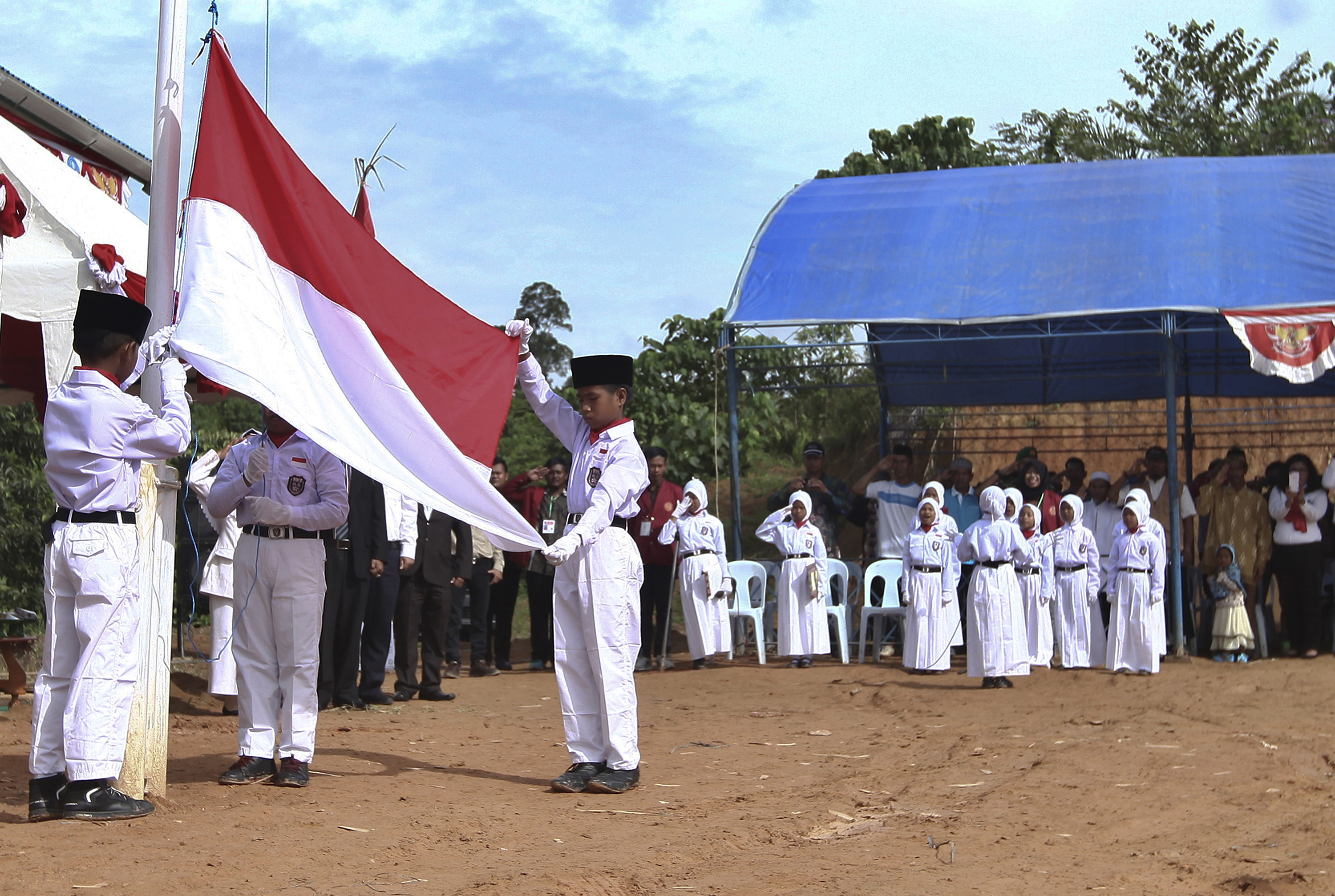 Sejumlah siswa Sekolah Tapal Batas Ibtidaiyah Ar-Rasyid mengikuti Upacara Peringatan HUT Ke-72 RI di Desa Sungai Limau, Sebatik Tengah
