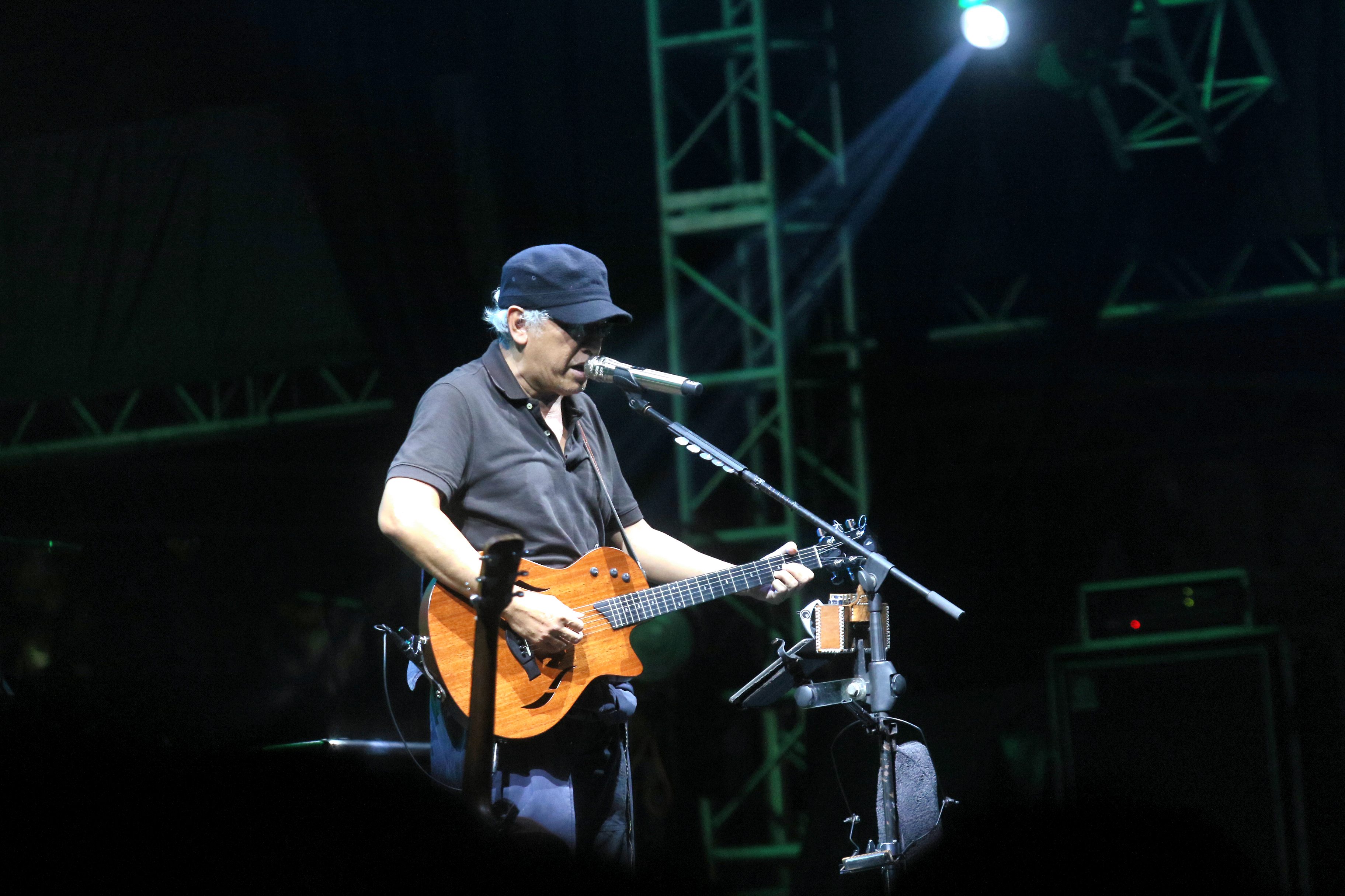 Penyanyi Iwan Fals tampil pada hari kedua Synchronize Fest 2019 di Gambir Expo, Kemayoran, Jakarta