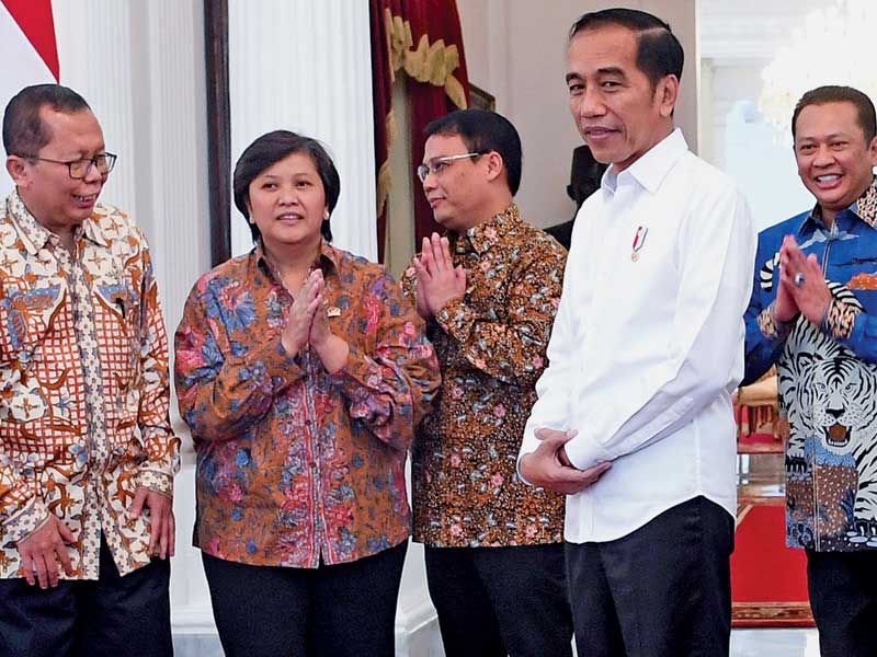 Presiden Jokowi bersama Ketua MPR Bambang Soesatyo (kanan) dan Wakil Ketua MPR (dari kiri) Arsul Sani, Lestari Moerdijat, dan Ahmad Basarah.