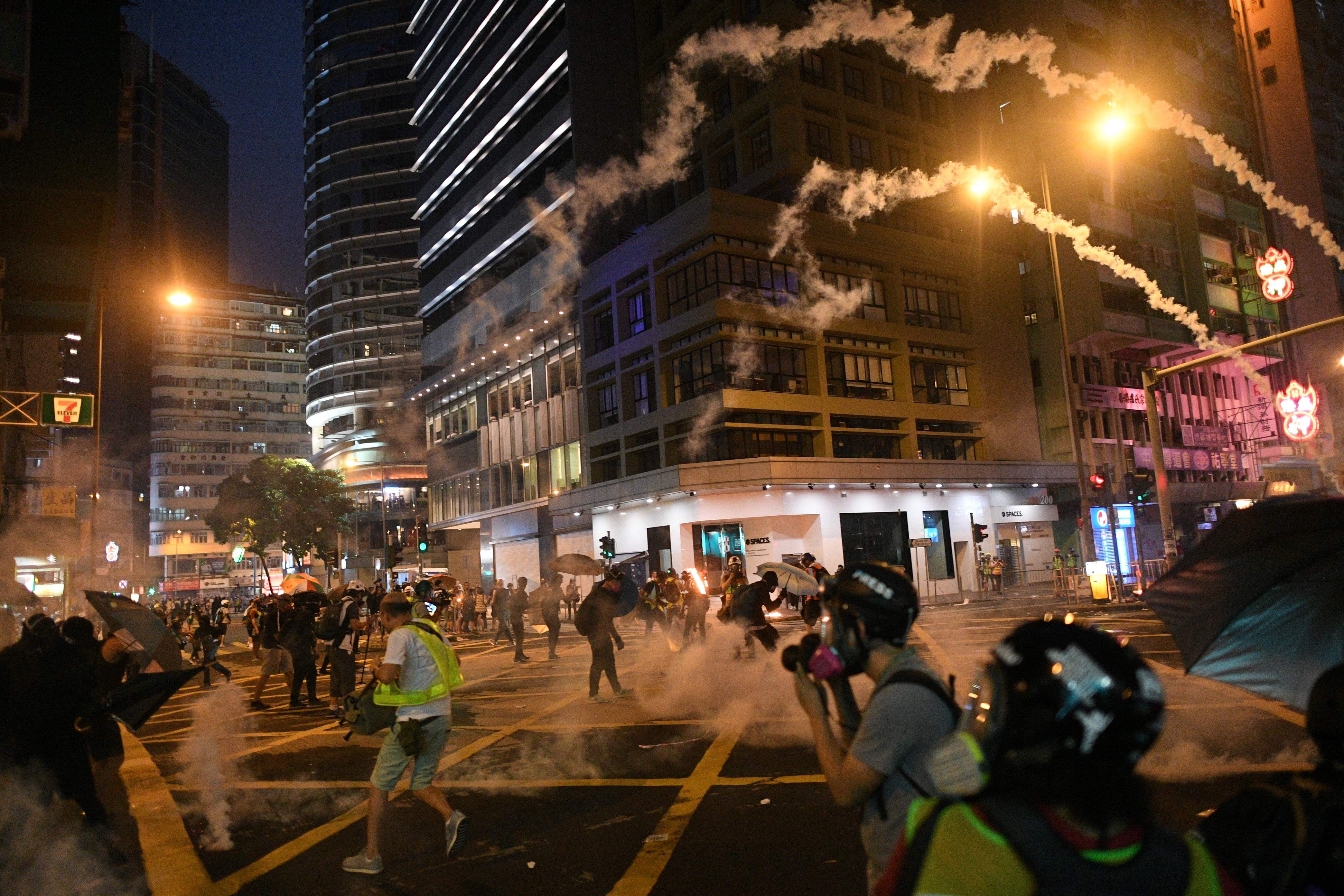Polisi Hong Kong menembakkan gas air mata ke arah demonstran.