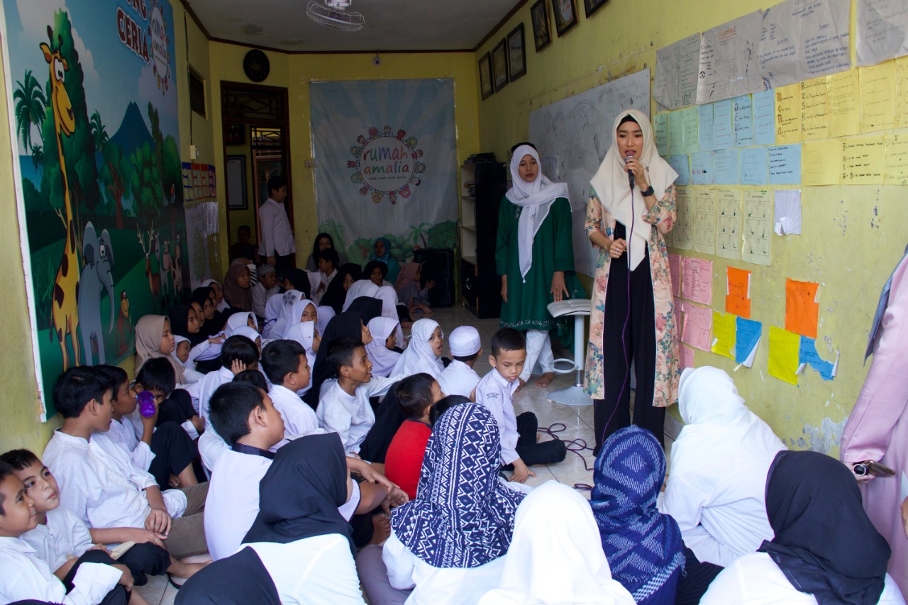 Aktris sinetron Zola Vidyanata menghibur anak-anak yatim dan duafa di Rumah Amalia.