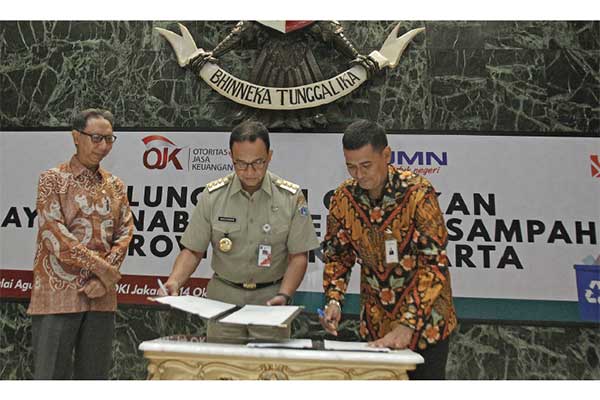 Gubernur DKI Jakarta Anies Baswedan, Direktur Bisnis Konsumer BNI Anggoro Eko Cahyo (kanan)
