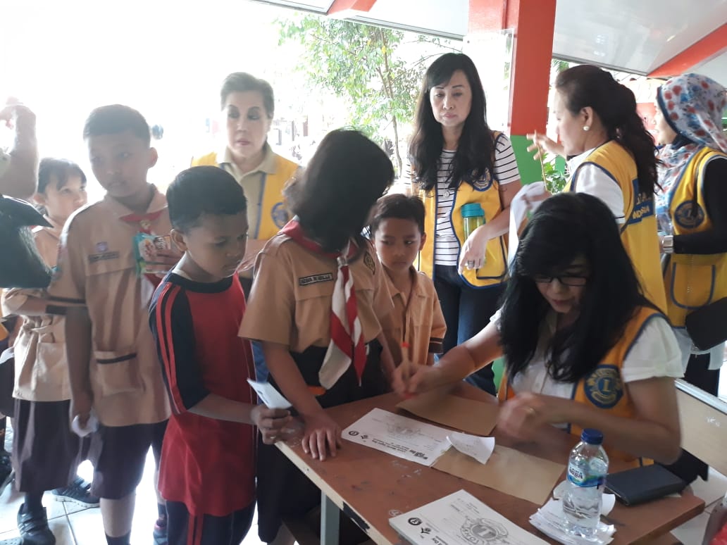  Kegiatan sosial pemeriksaan mata dan pembagian kacamata gratis di SDN 03 Pluit Raya Selatan, Jakarta Utara, pada Rabu (9/10).