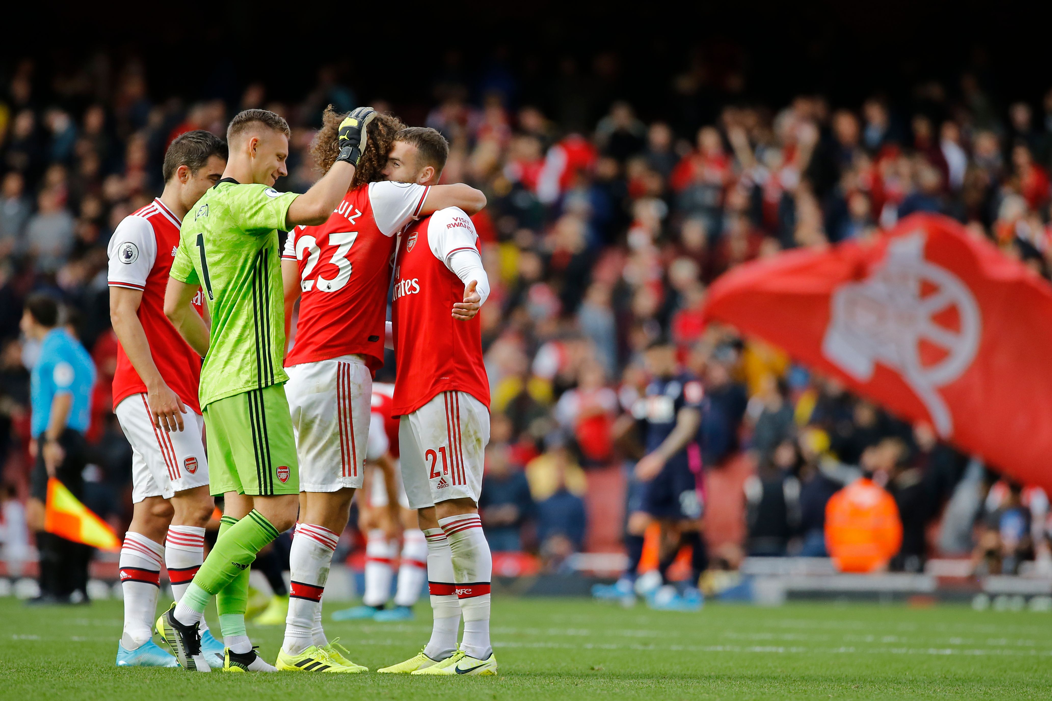 Bek Arsenal David Luiz (nomor 23) merayakan gol yang diciptakannya ke gawang AFC Bournemouth dalam duel Liga Primer Inggris, Minggu (6/10).