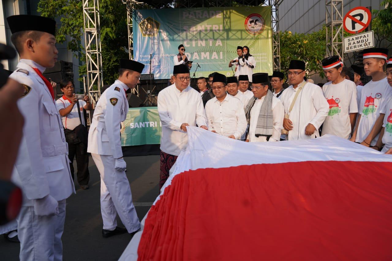 Menag Lukman Hakim Saifudin bersama para santri saat memperingati Hari Santri 2019 di Jalan MH Thamrin, Jakarta Pusat, Minggu (13/10).