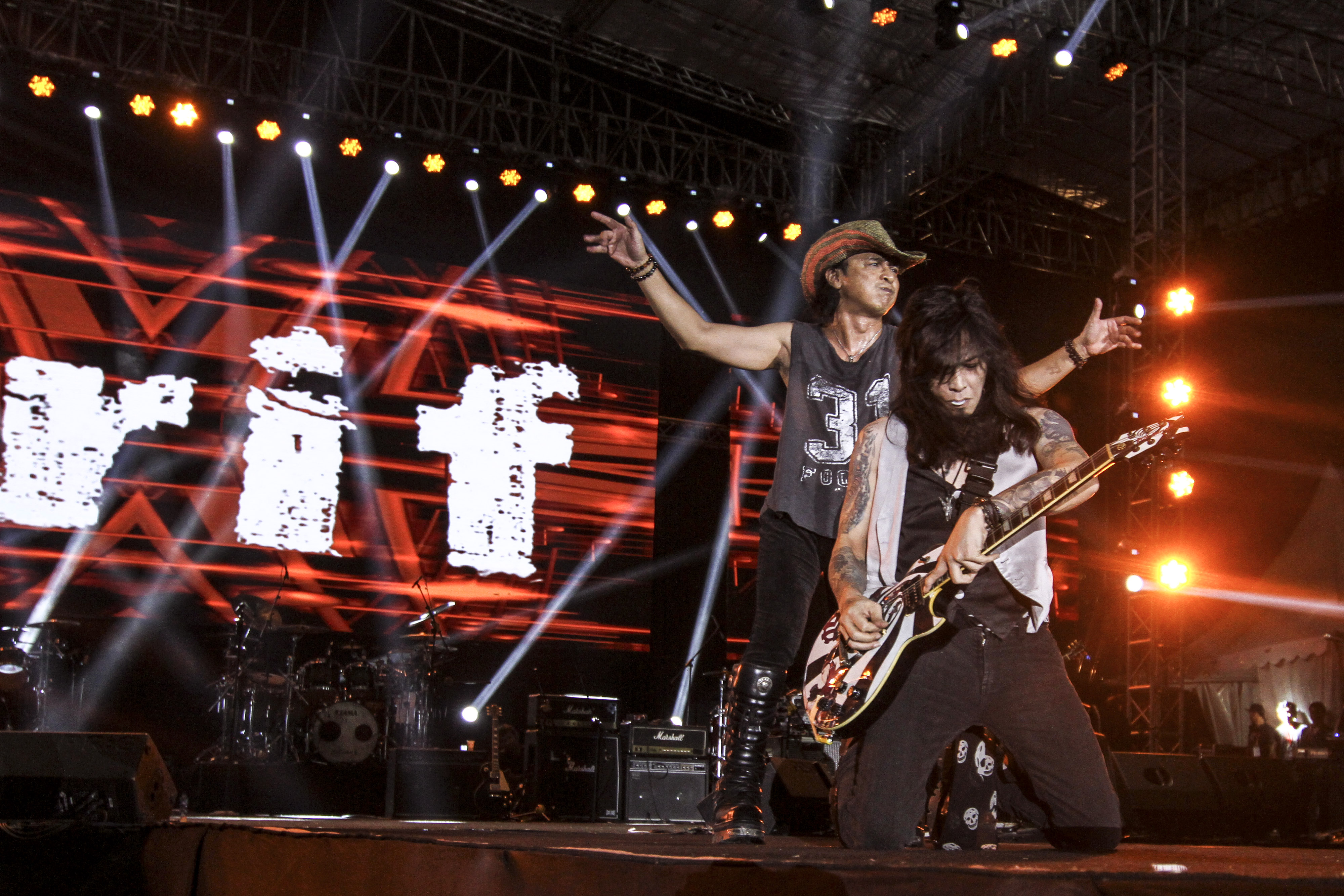 Grup band /rif tampil pada hari terakhir acara Musik Untuk Republik di Buperta, Cibubur, Jakarta, Minggu (20/10)