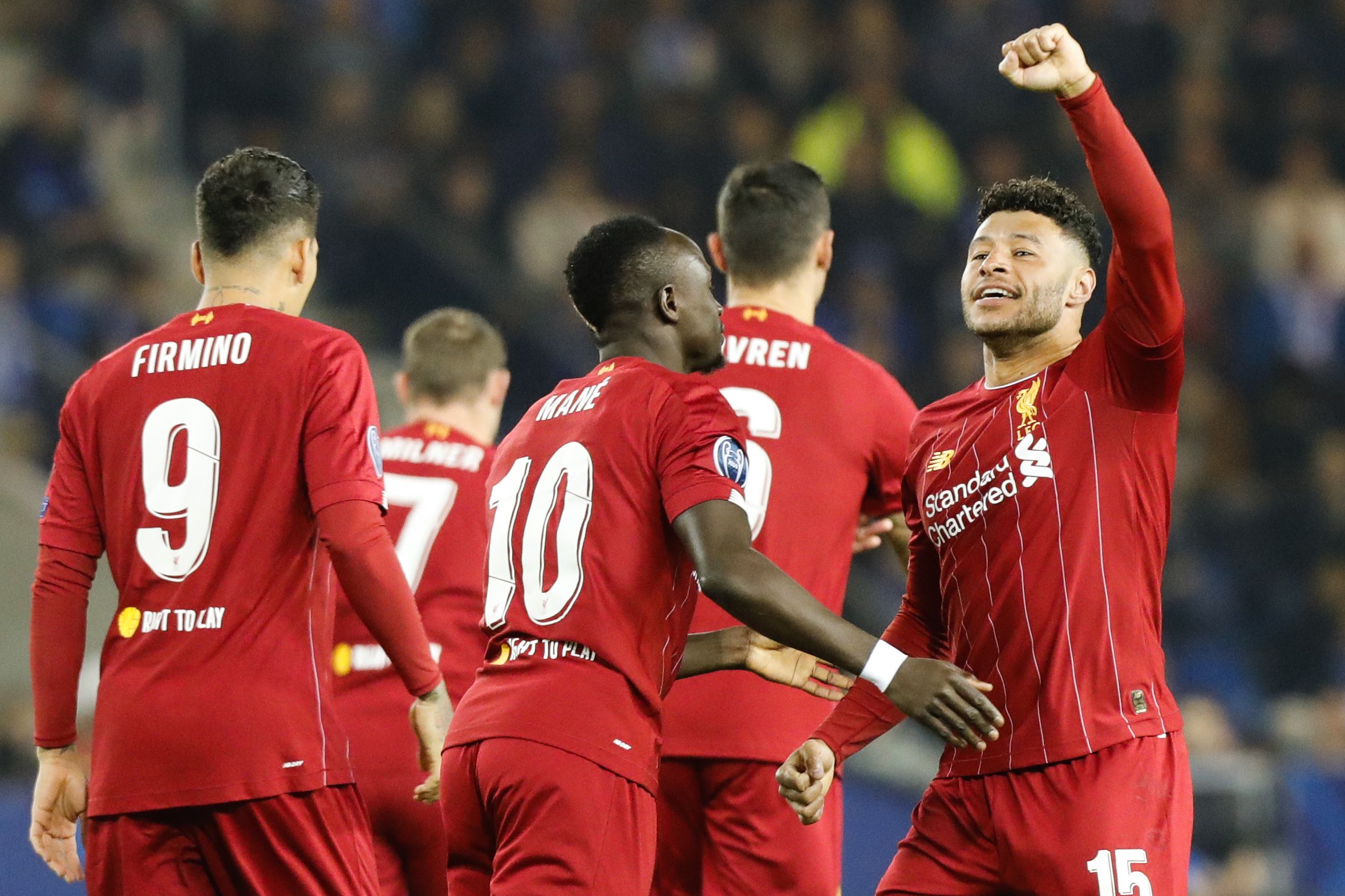 Alex Oxlade-Chamberlain (kanan) melakukan selebrasi usai mencetak gol ke gawang Genk dalam laga Liga Champions.